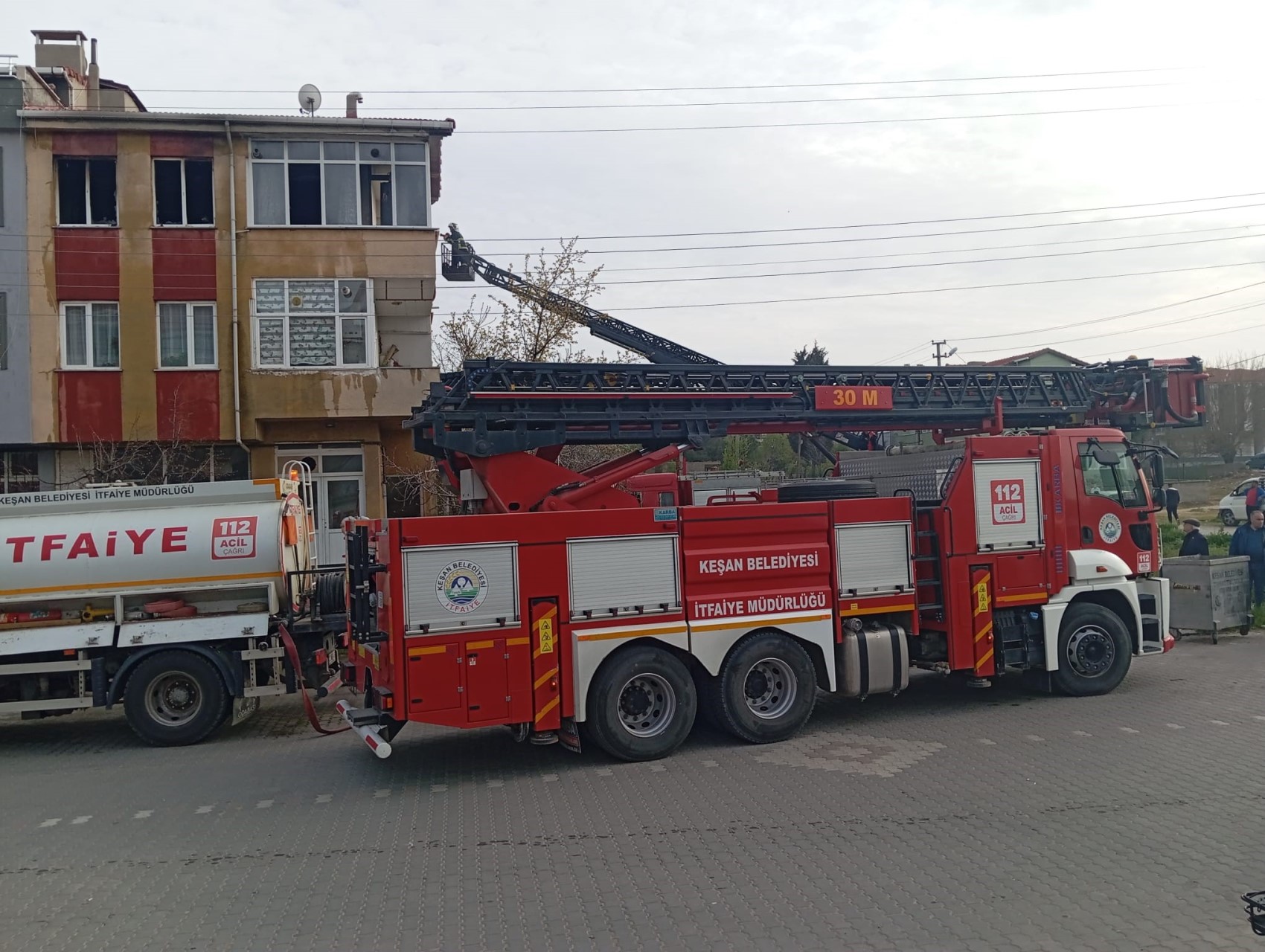 Babasını arayıp 'evi yaktım gel' dedi