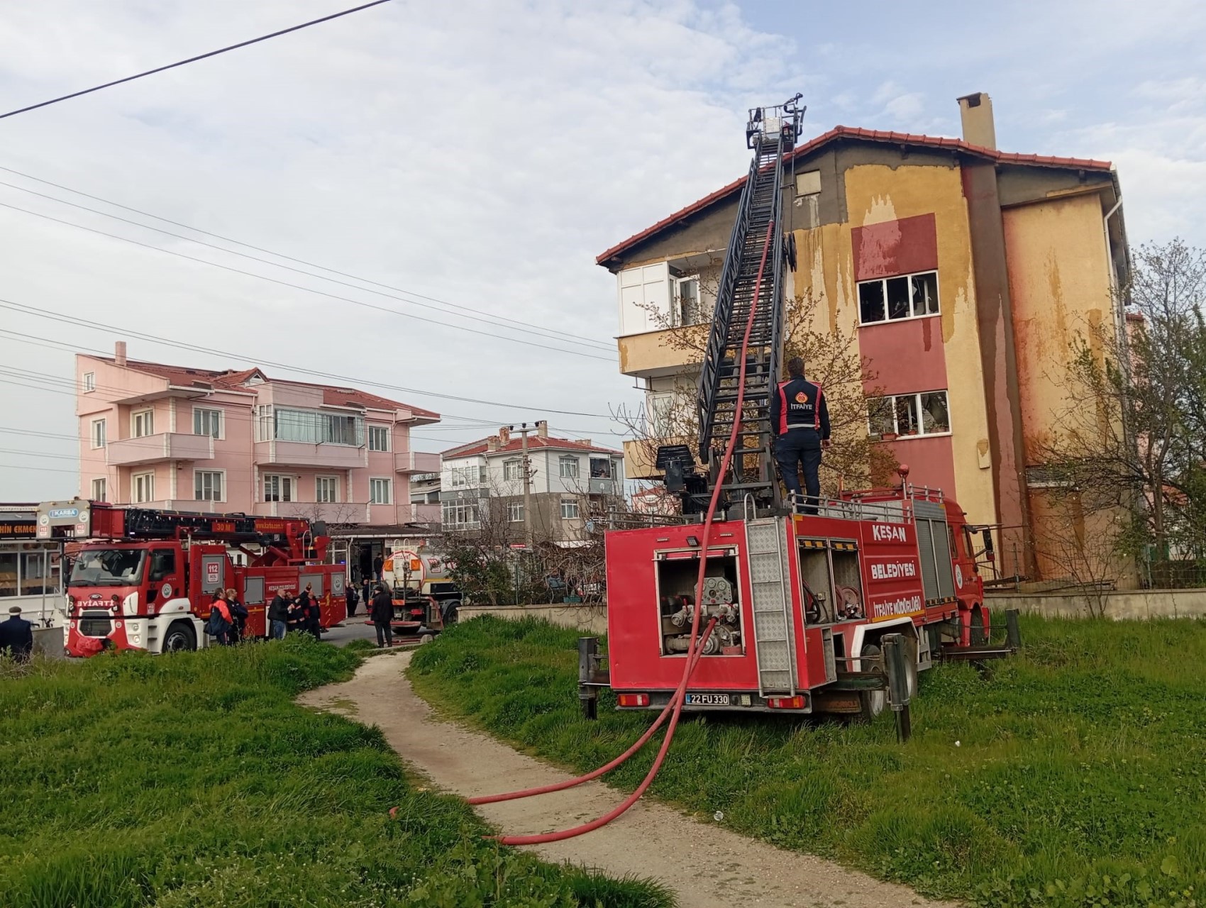 Babasını arayıp 'evi yaktım gel' dedi