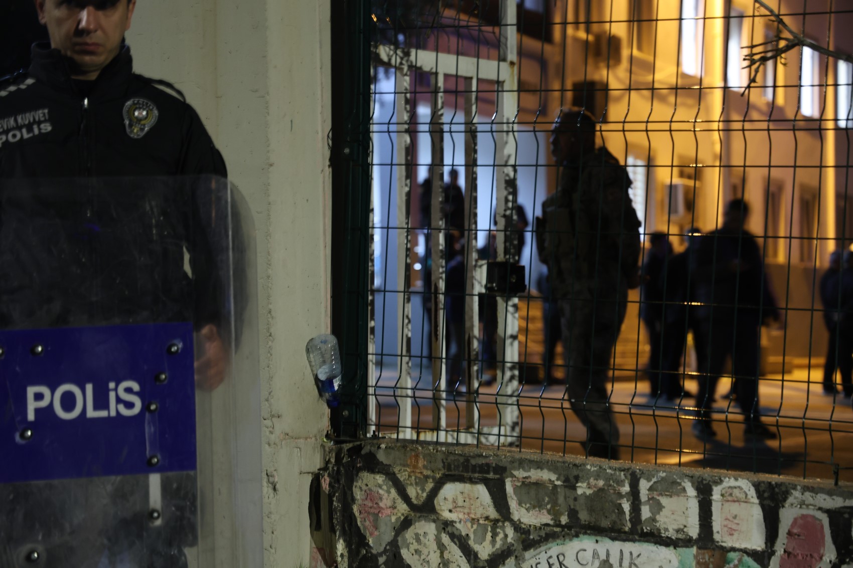 Kahramanmaraş'ta saldırının gerçekleştiği okulda temizlik çalışması: 9 kişi öldü