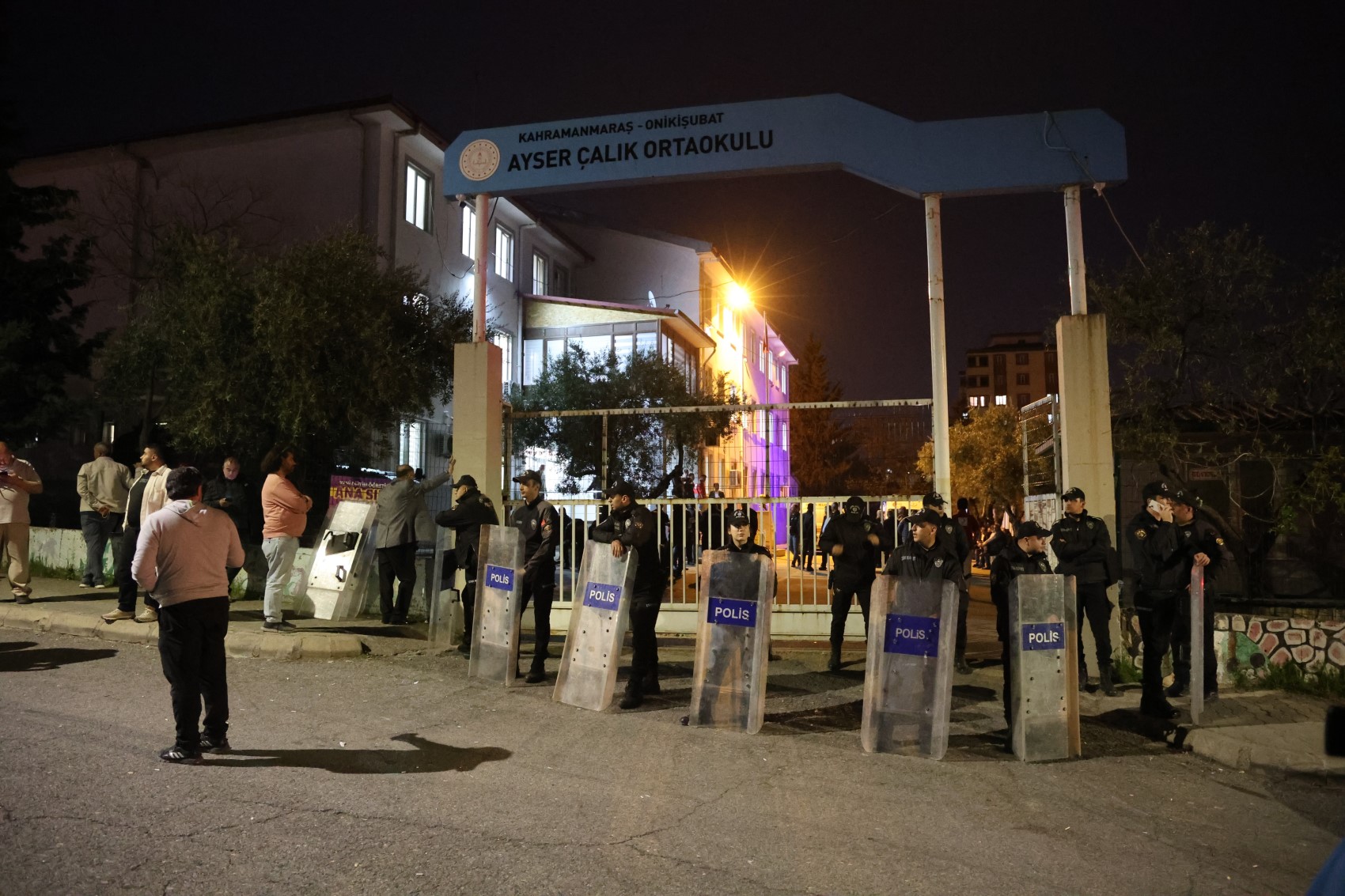 Kahramanmaraş'ta saldırının gerçekleştiği okulda temizlik çalışması: 9 kişi öldü