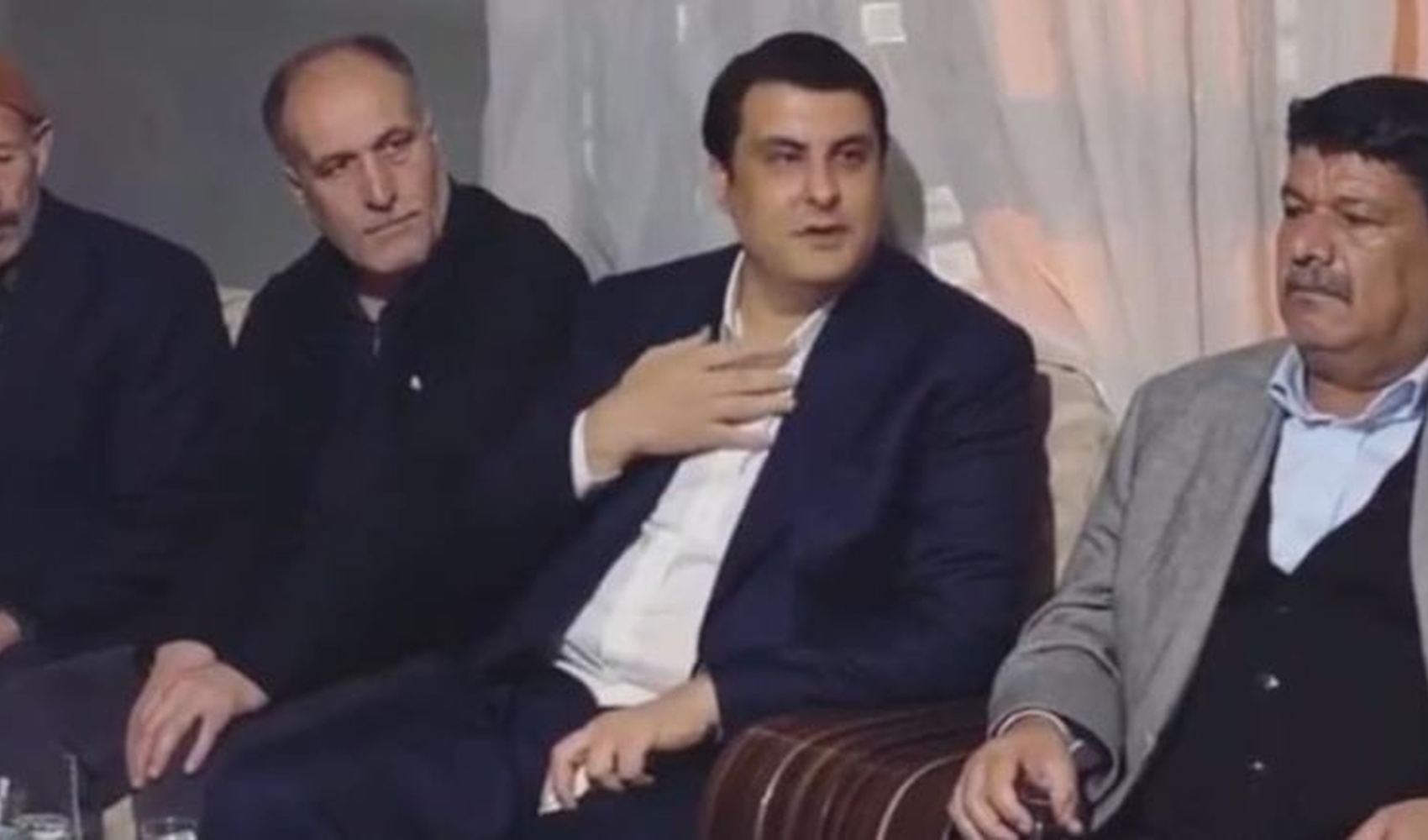 CHP'den AKP'ye geçen başkan övgünün dozunu kaçırdı