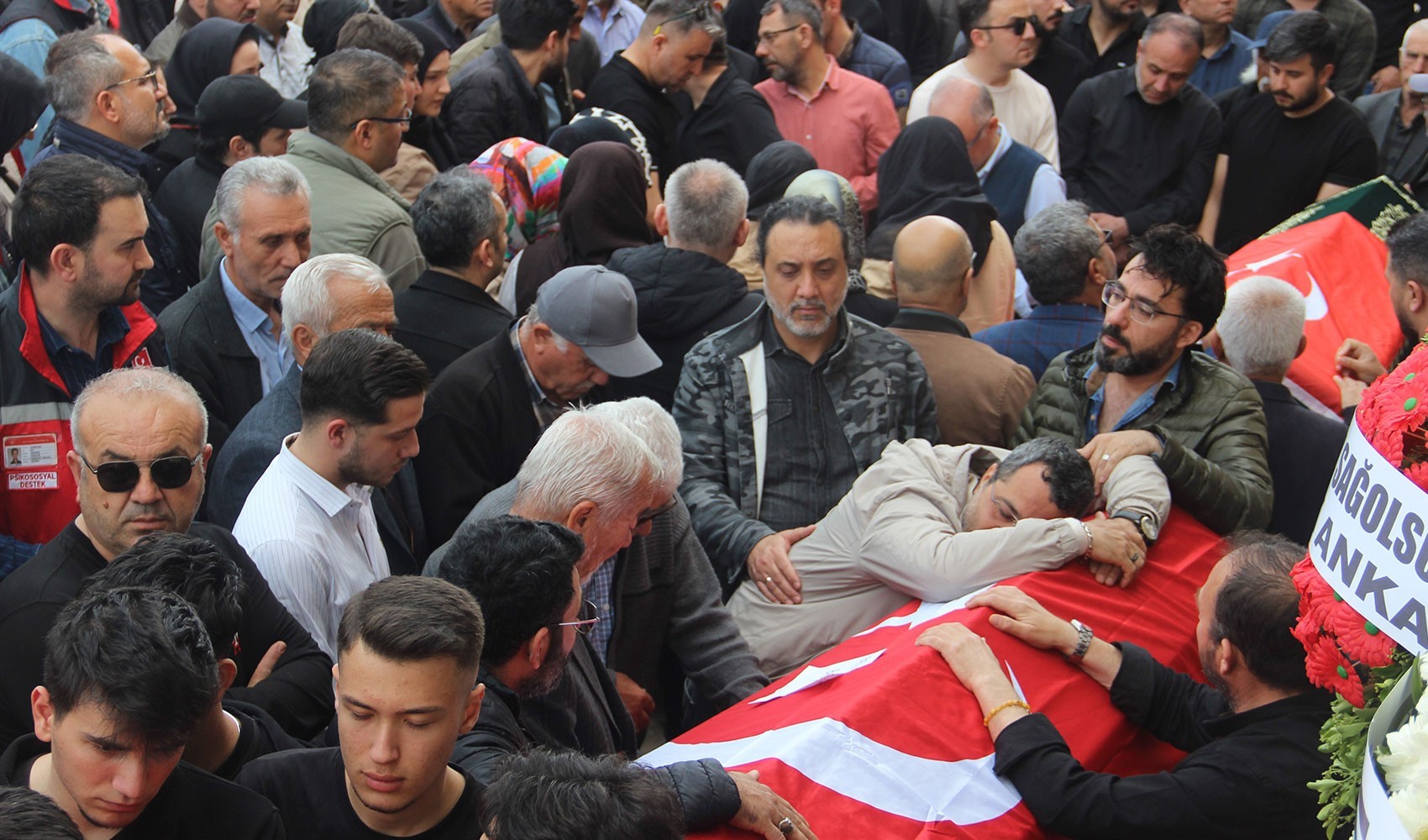 Okul saldırısında hayatını kaybedenler son yolculuğuna uğurlandı