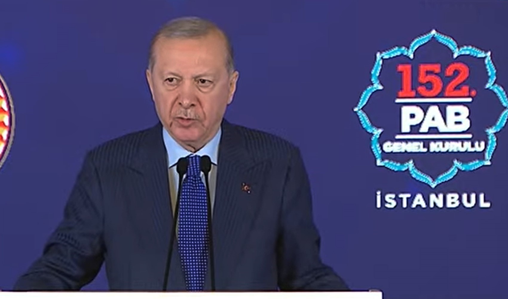 Değerler, ilkeler, kurallar, teamüller anlam ve itibarını kaybetmenin eşiğinde