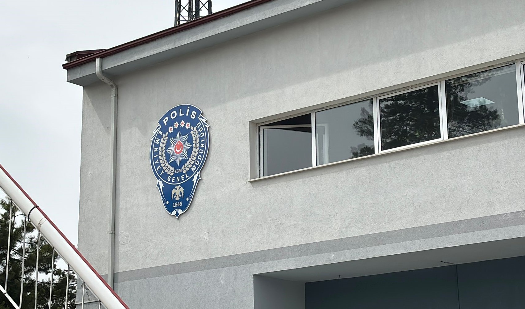 Seyir halindeki araçtan ateş açıldı: Okula mermiler isabet etti, 1 tutuklama