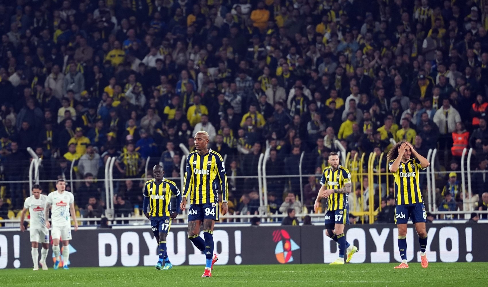 Fenerbahçe, derbiye puan kaybıyla gidiyor