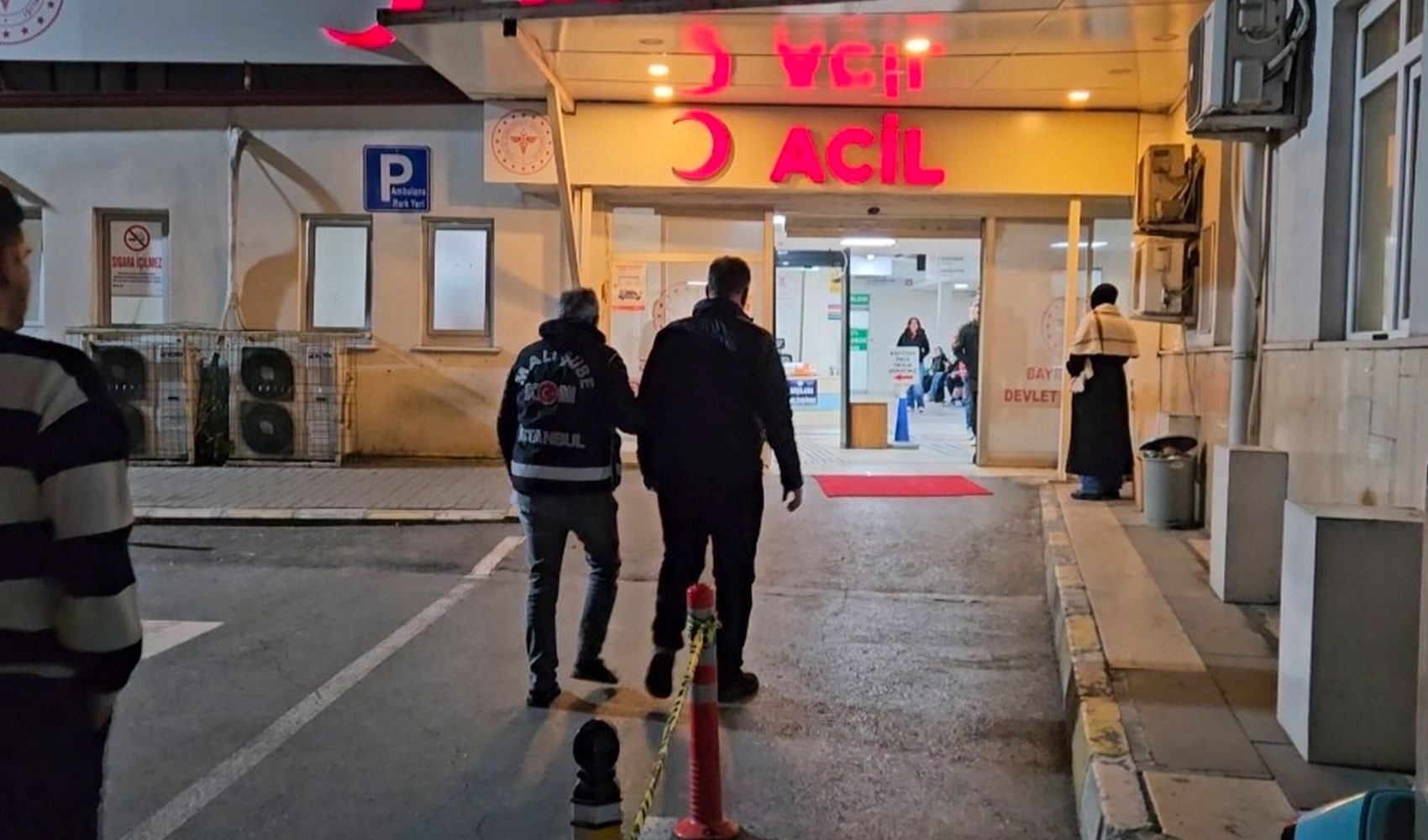 Ataşehir Belediyesi'ne operasyon: Gözaltına alınan 5 kişi sağlık kontrolünden geçirildi