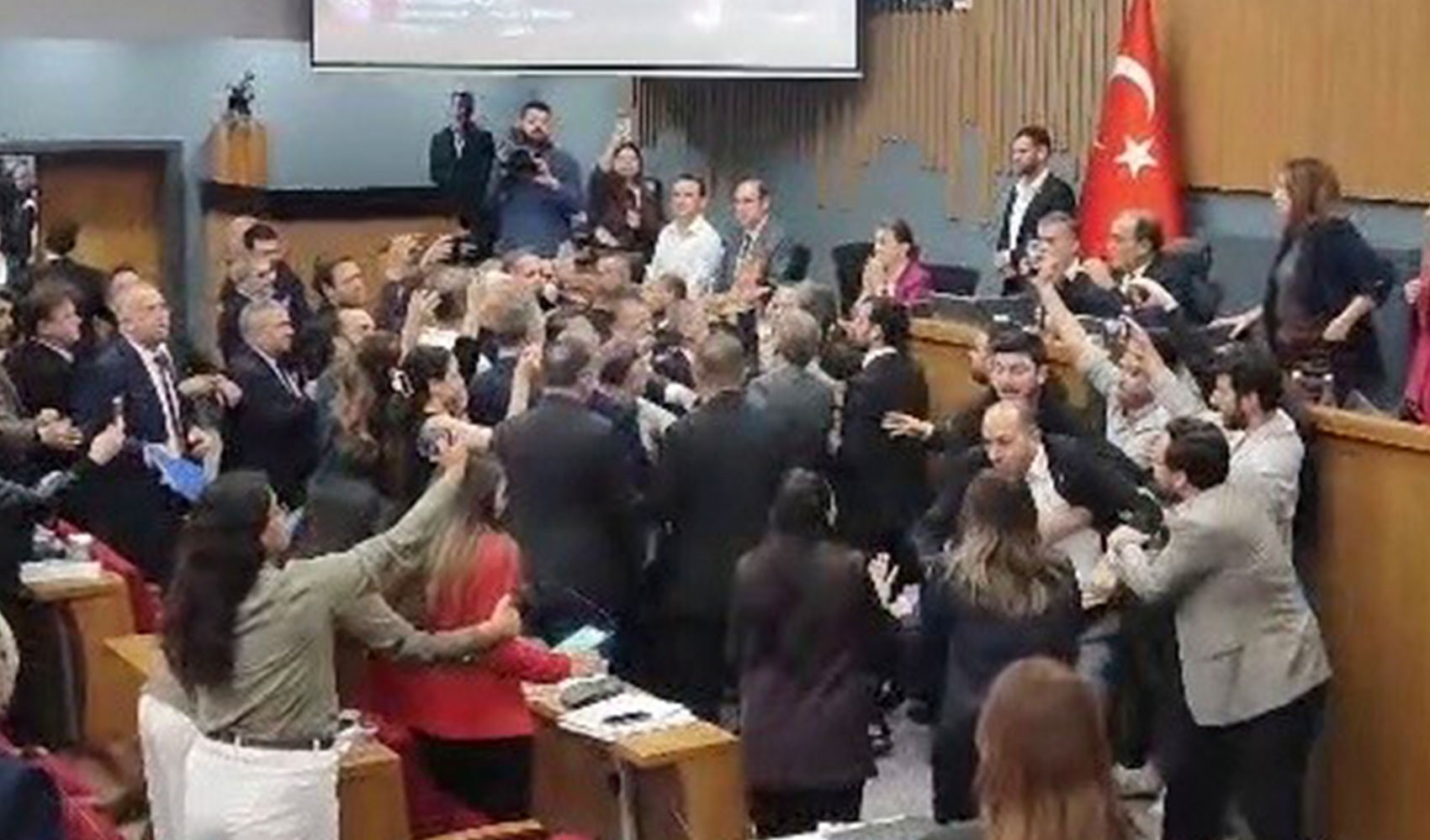 İzmir Büyükşehir Belediyesi Meclis toplantısında tansiyon yükseldi