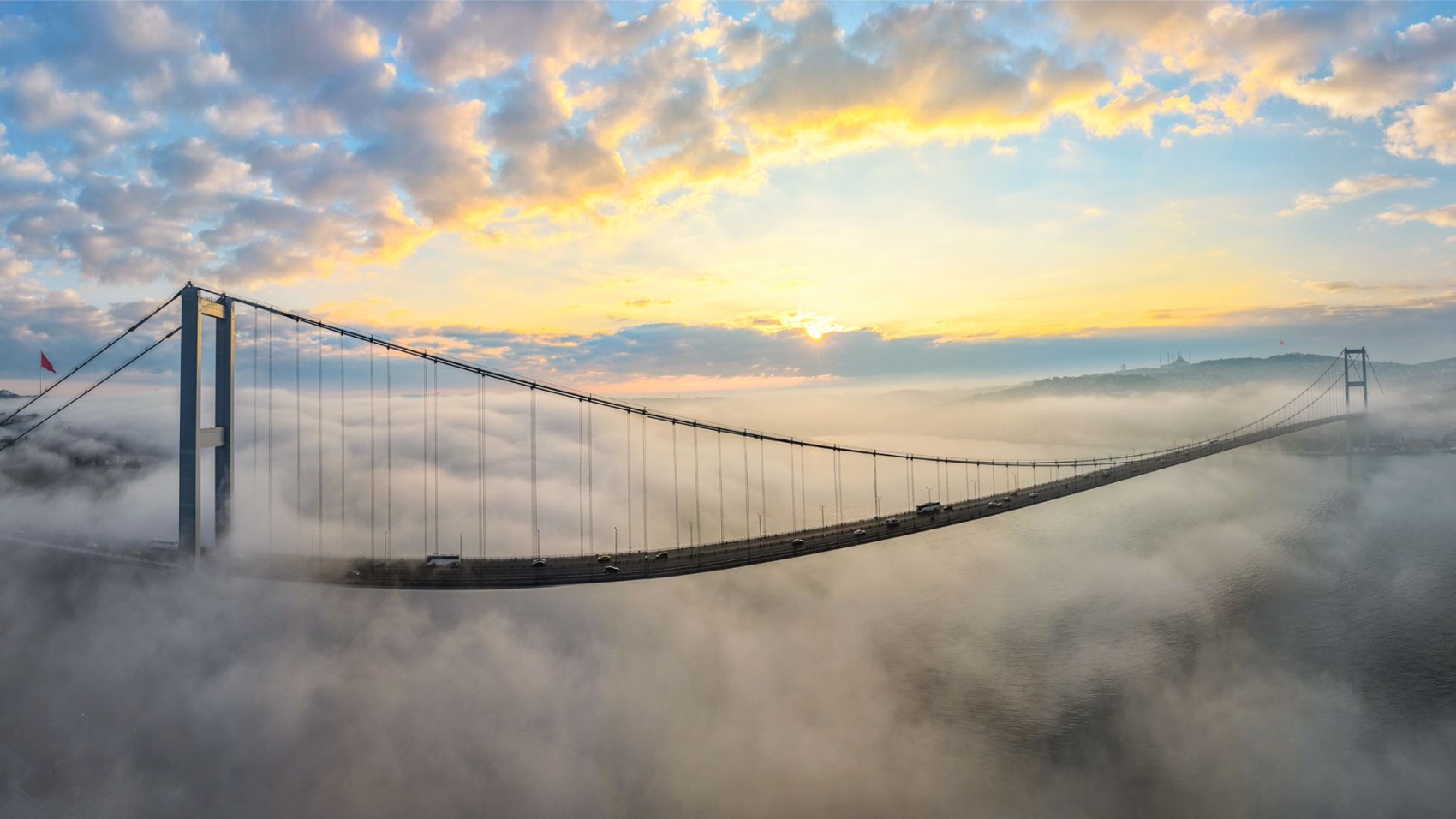 Boğaz bulutlara gömüldü: İstanbul’da kartpostallık sabah