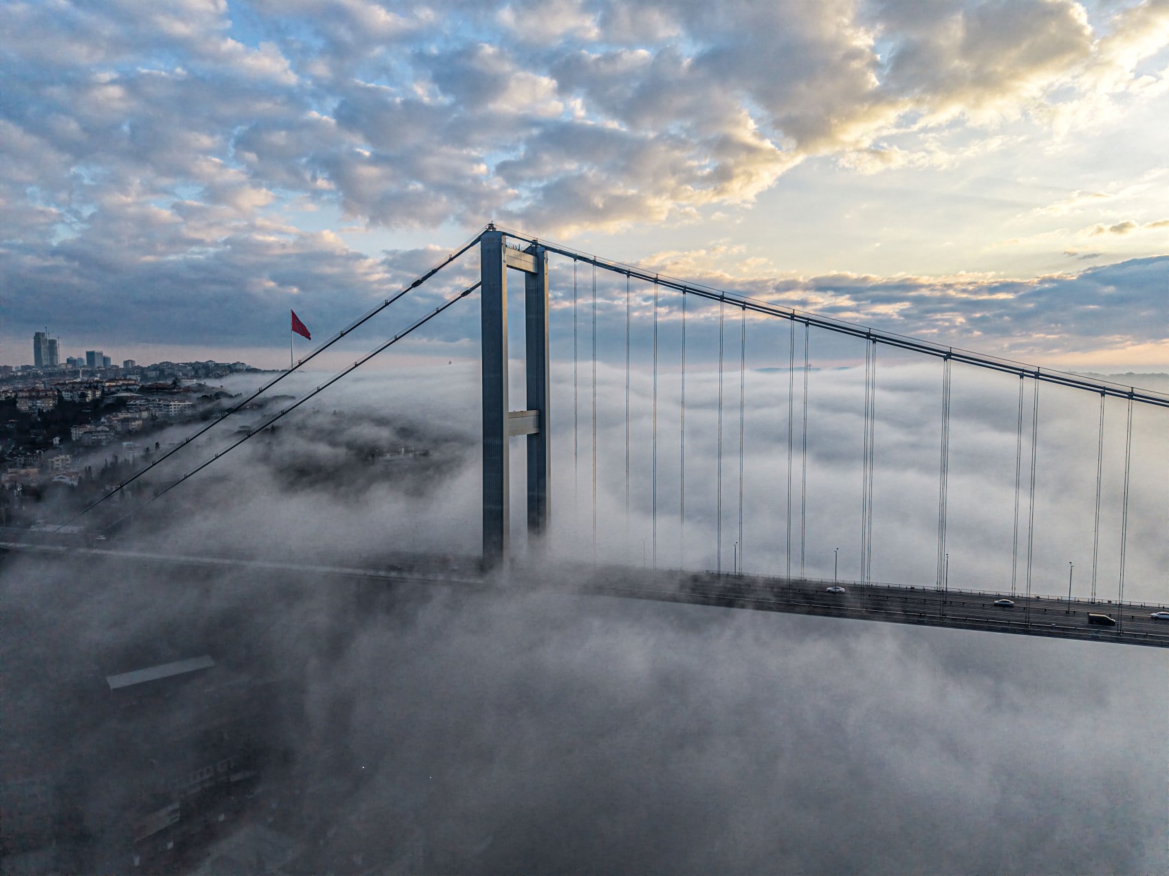 Boğaz bulutlara gömüldü: İstanbul’da kartpostallık sabah