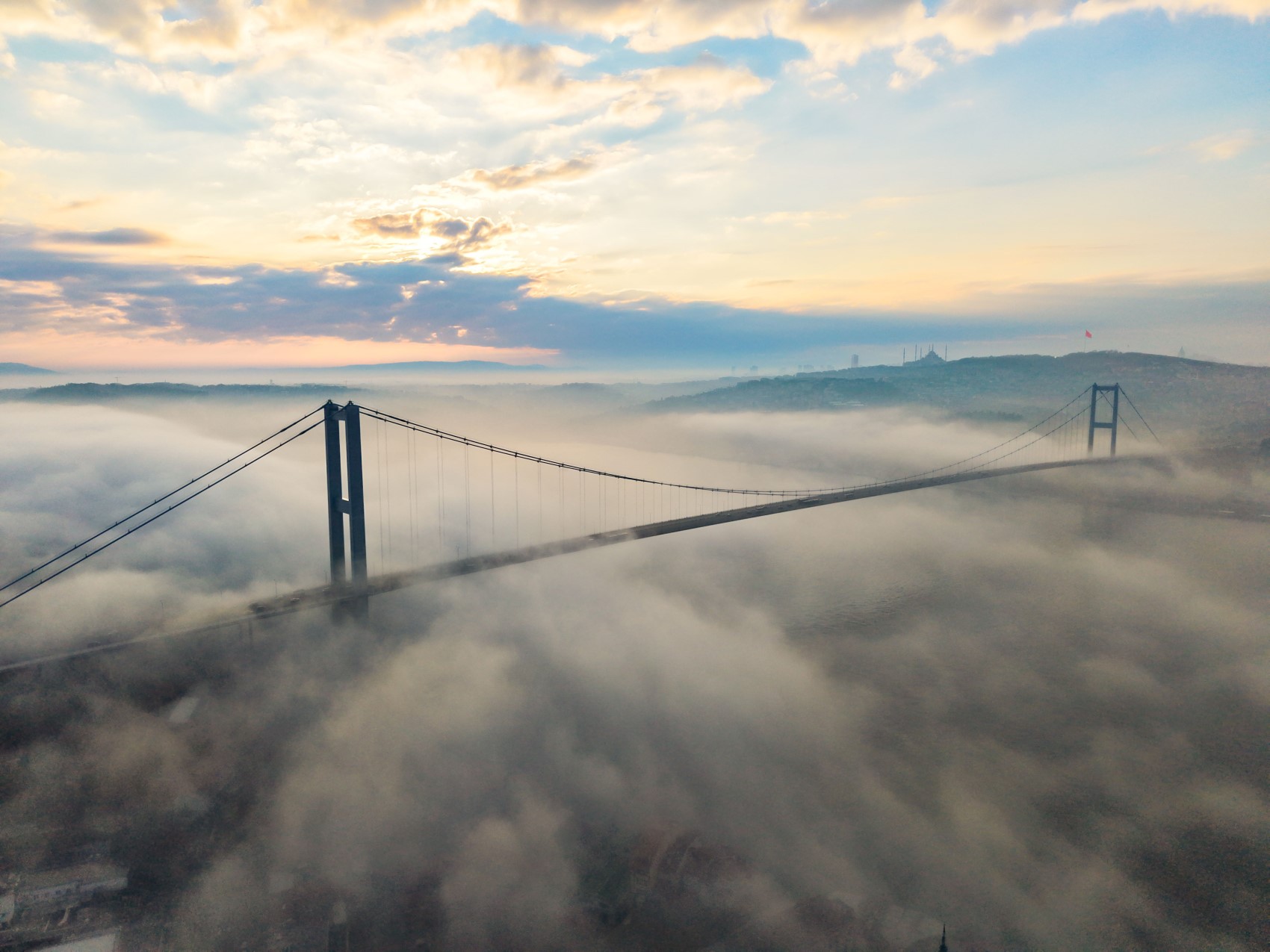 Boğaz bulutlara gömüldü: İstanbul’da kartpostallık sabah