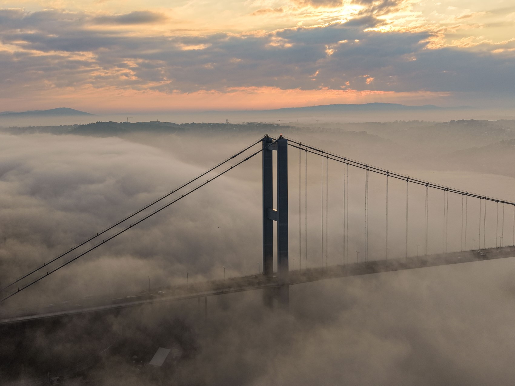 Boğaz bulutlara gömüldü: İstanbul’da kartpostallık sabah