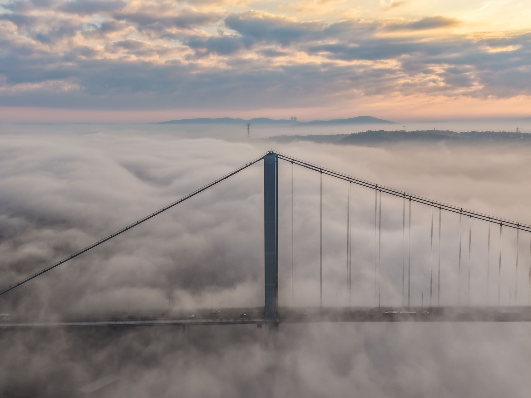 Boğaz bulutlara gömüldü: İstanbul’da kartpostallık sabah