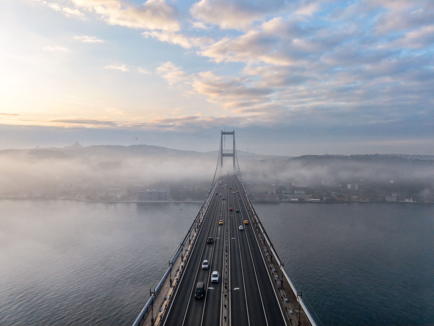 Boğaz bulutlara gömüldü: İstanbul’da kartpostallık sabah