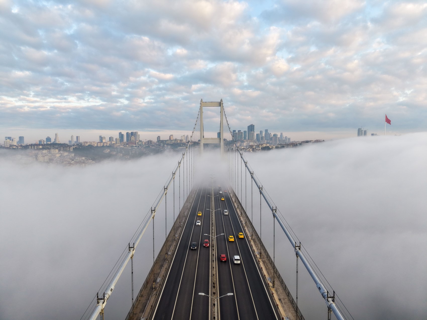 Boğaz bulutlara gömüldü: İstanbul’da kartpostallık sabah