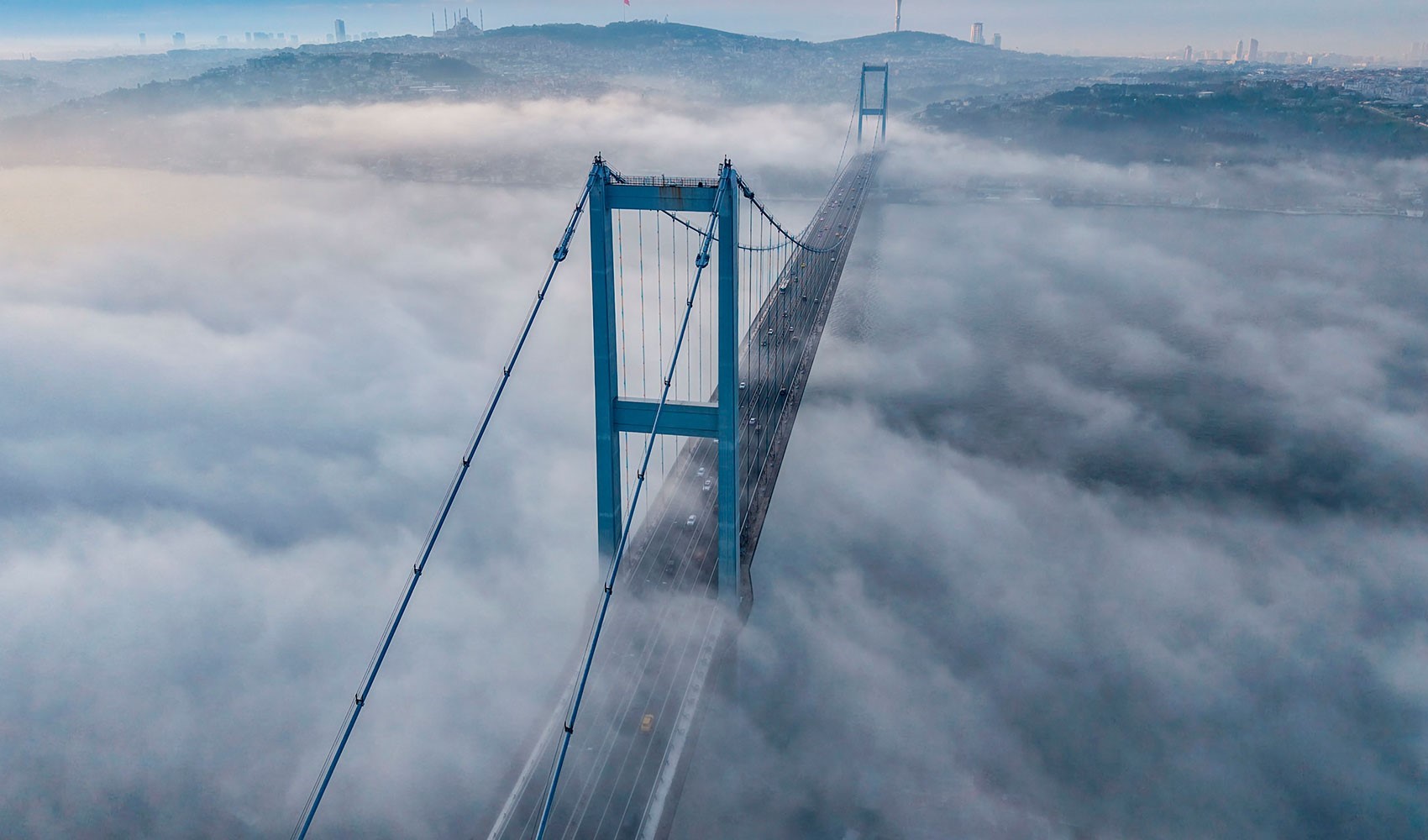 Boğaz bulutlara gömüldü: İstanbul’da kartpostallık sabah
