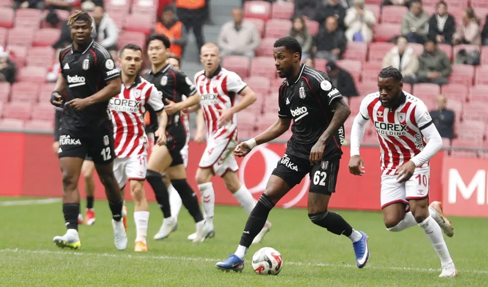 Beşiktaş'ta Murillo, Karagümrük karşılaşmasında cezalı