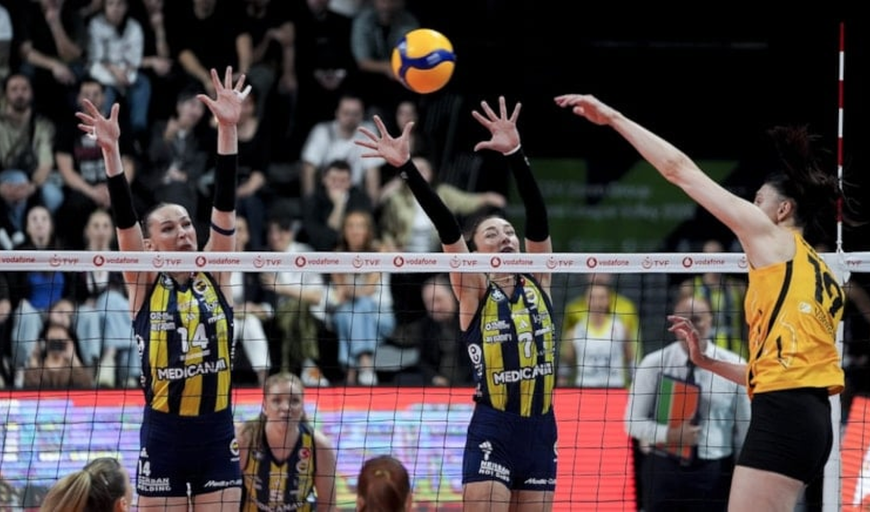 VakıfBank sultanlar liginin zirvesine ikinci kez üst üste çıktı
