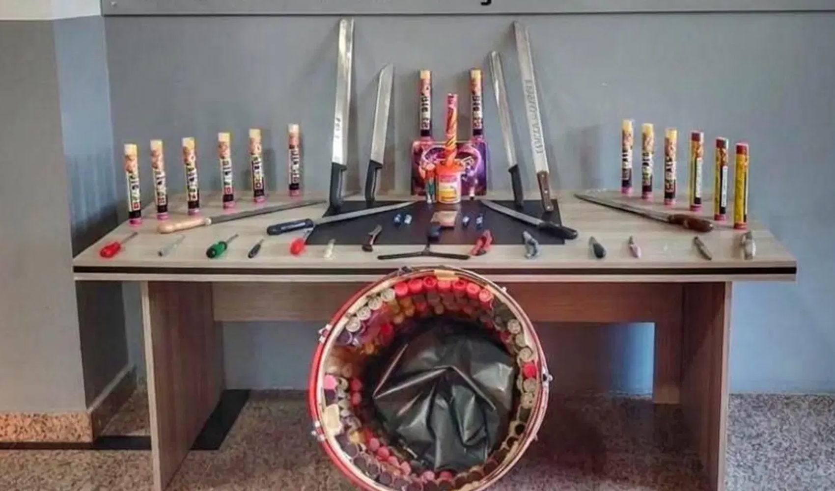 Taraftar otobüsünde gizli cephanelik: meşale ve bıçaklar ele geçirildi