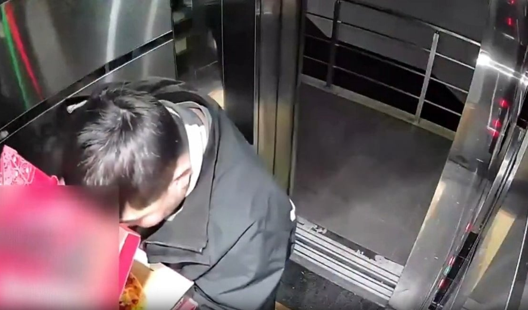 Kurye önce getirdiği yemeği yedi sonra asansöre tuvaletini yaptı