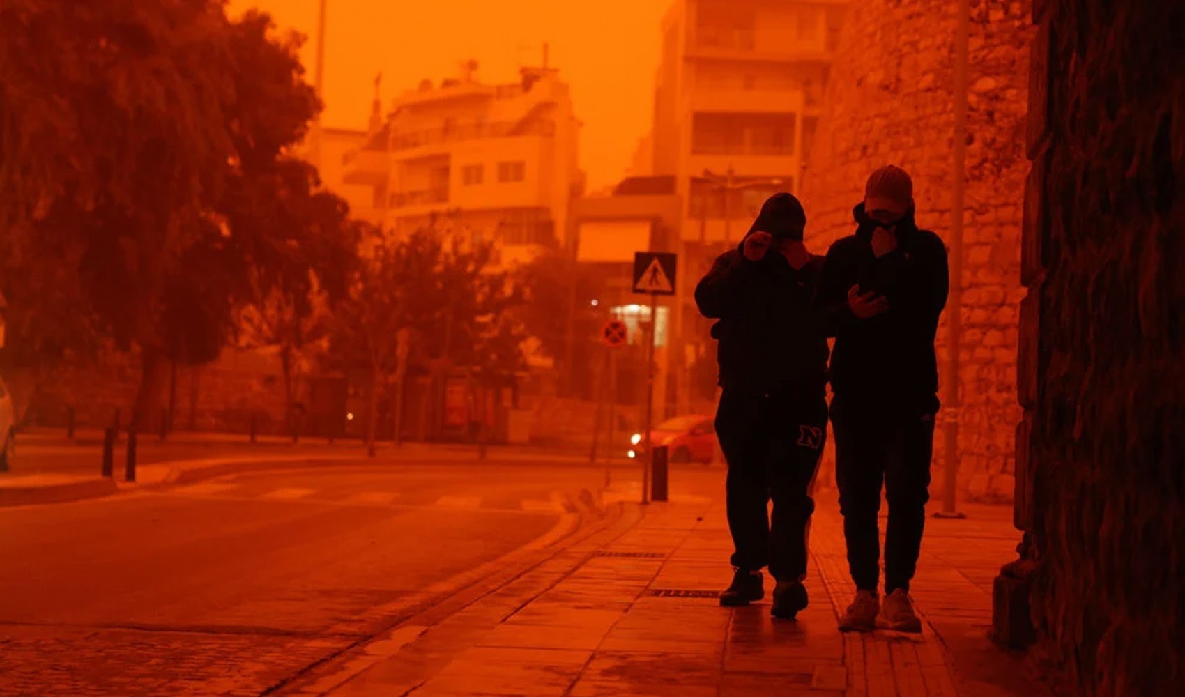 Yunanistan’da gökyüzü kırmızıya büründü