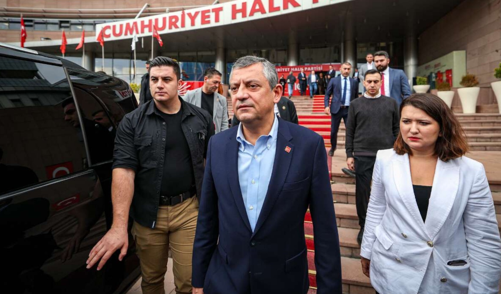 CHP, Özgür Özel’in makam aracı iddialarına belgeyle yanıt verdi