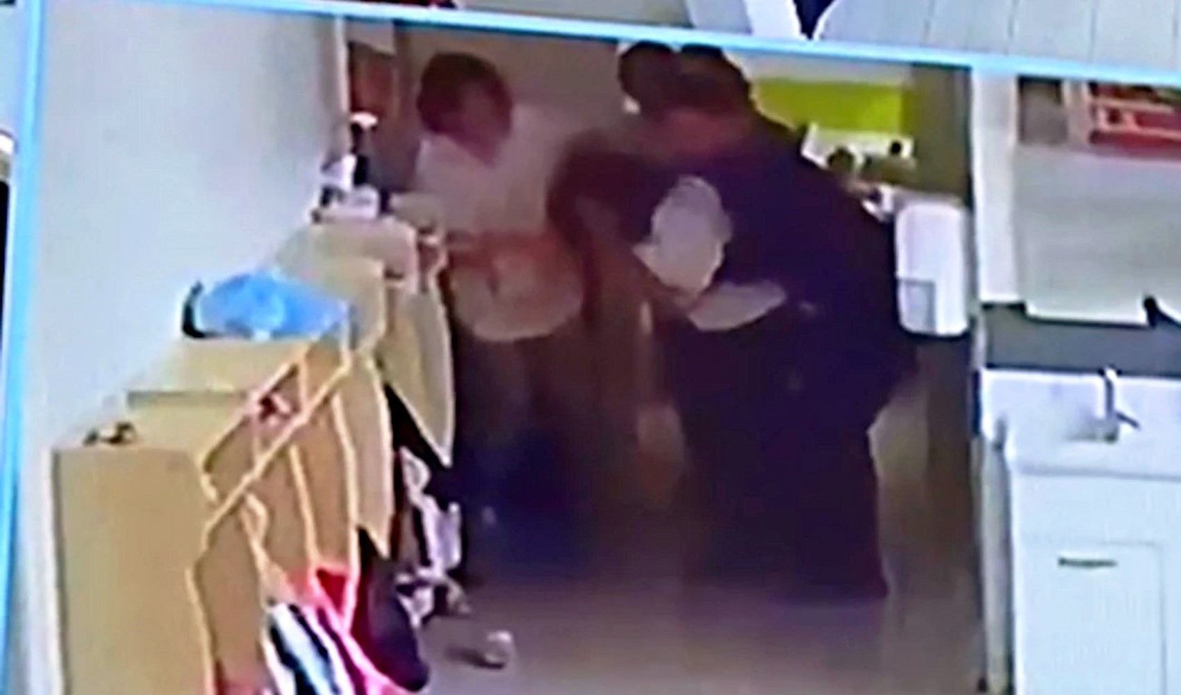 Boğazına yemek kaçan öğretmenin yardımına meslektaşı koştu