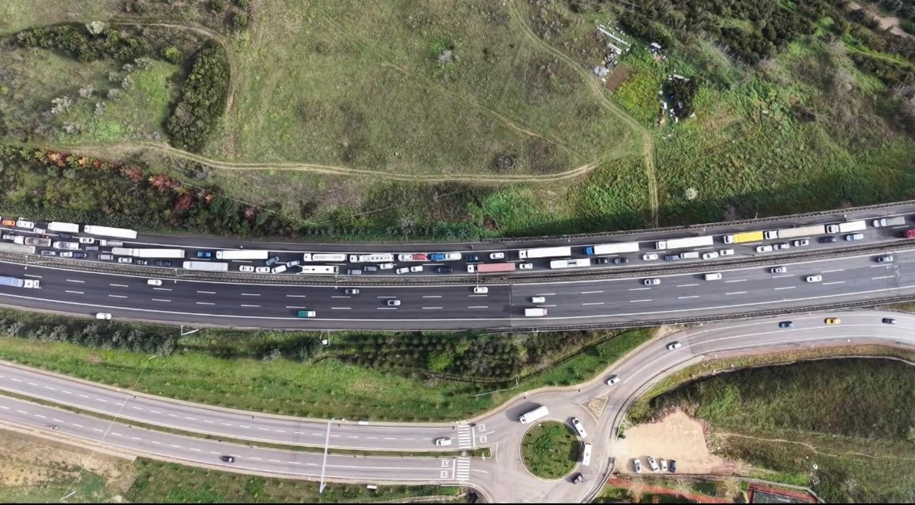 TEM'de otomobil devrilen tır dorsesinin altında kaldı: Karı-koca hayatını kaybetti