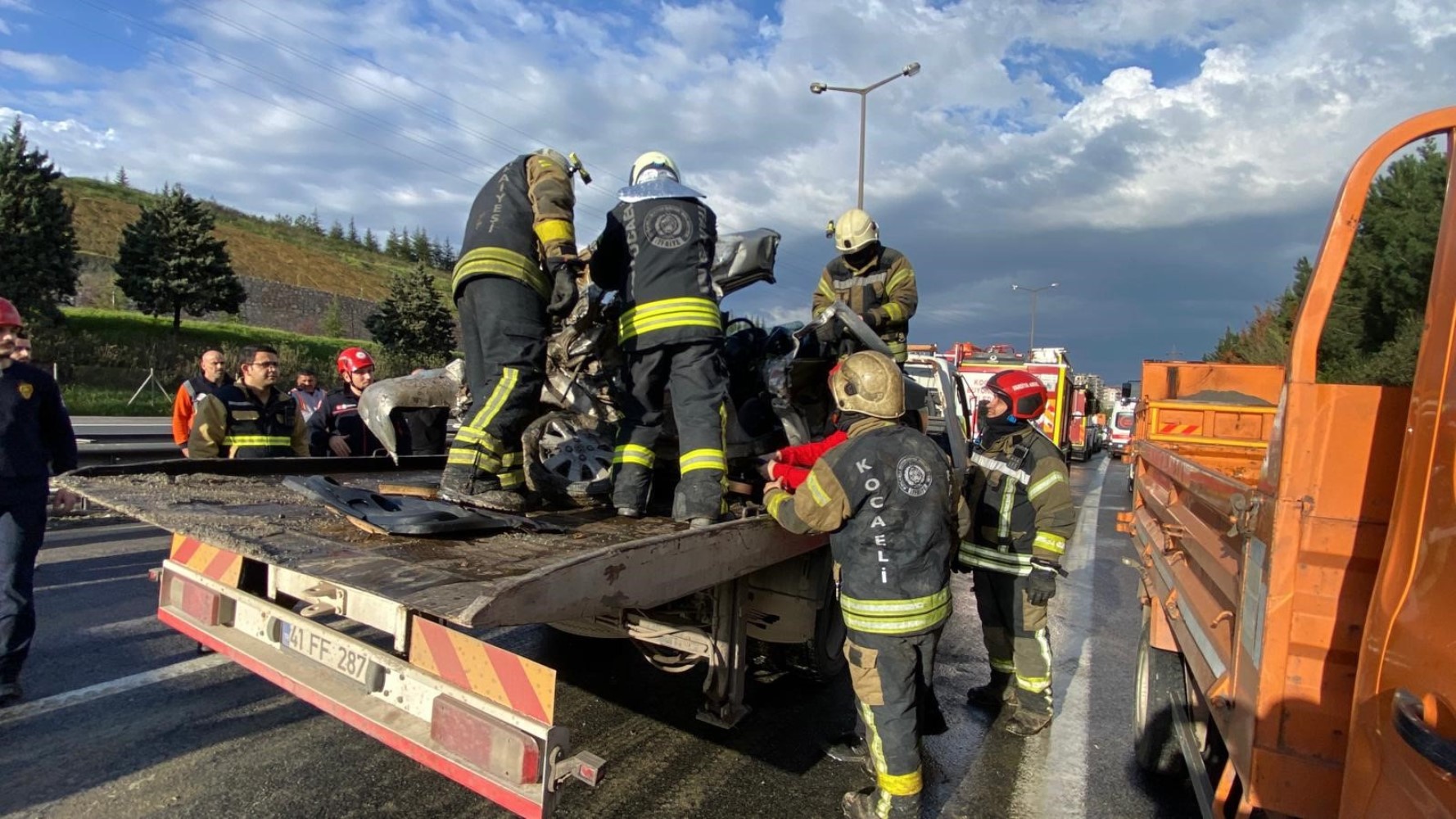 TEM'de otomobil devrilen tır dorsesinin altında kaldı: Karı-koca hayatını kaybetti