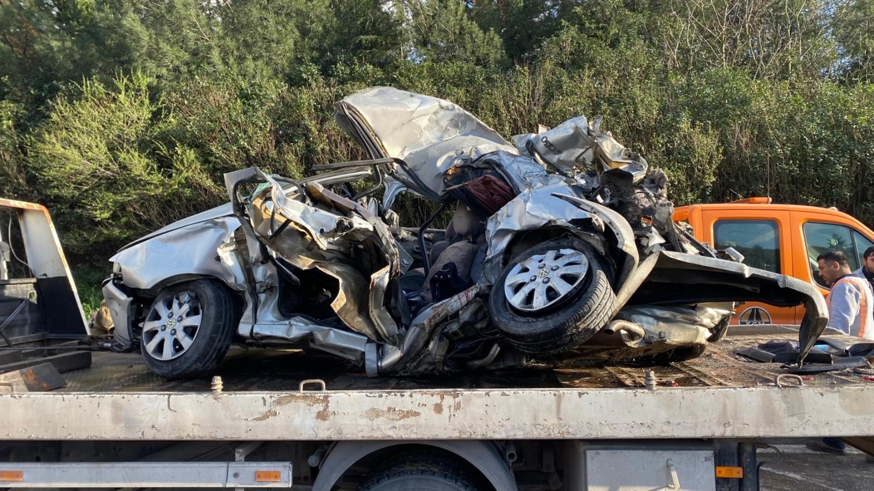 TEM'de otomobil devrilen tır dorsesinin altında kaldı: Karı-koca hayatını kaybetti