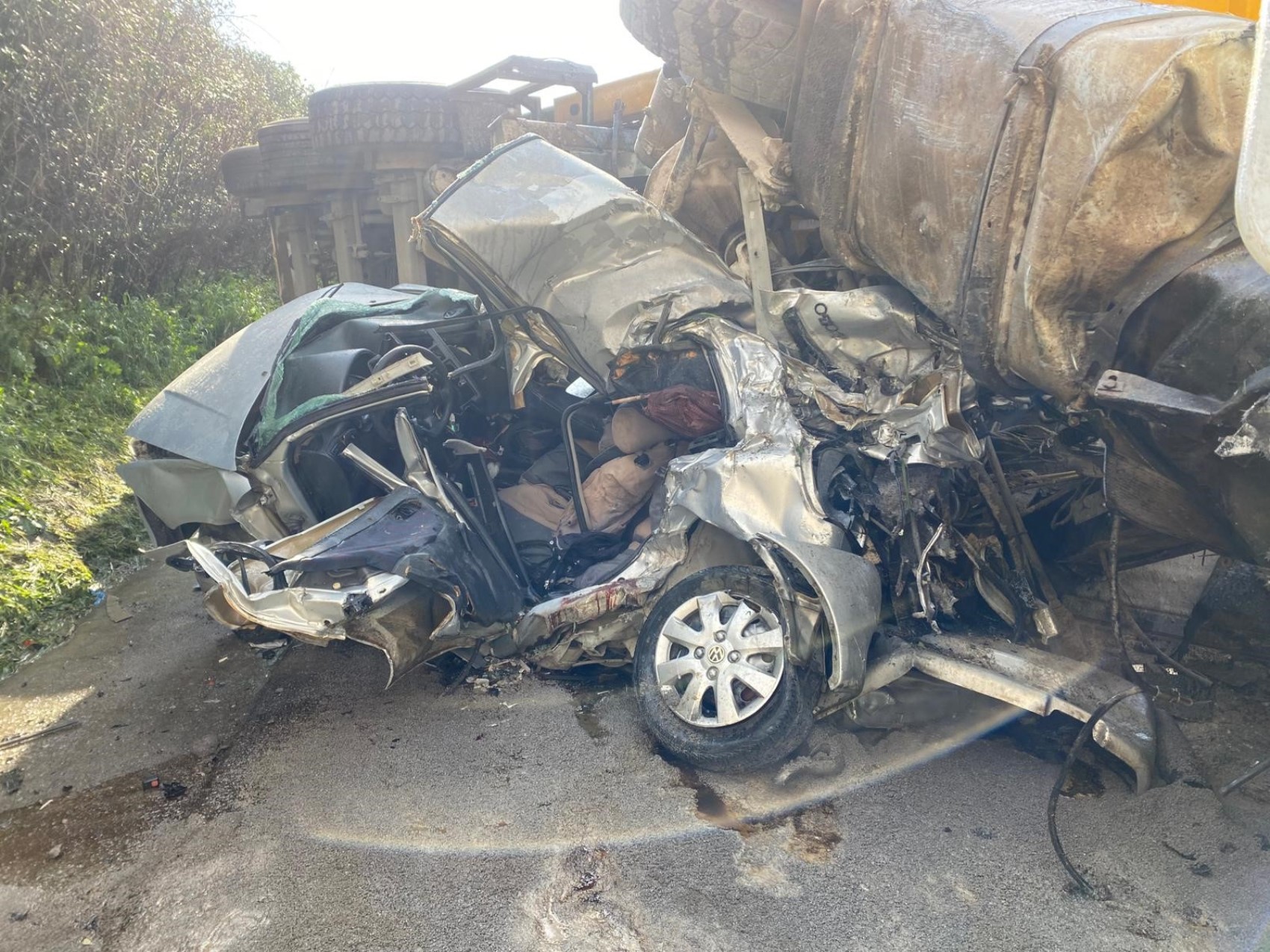 TEM'de otomobil devrilen tır dorsesinin altında kaldı: Karı-koca hayatını kaybetti