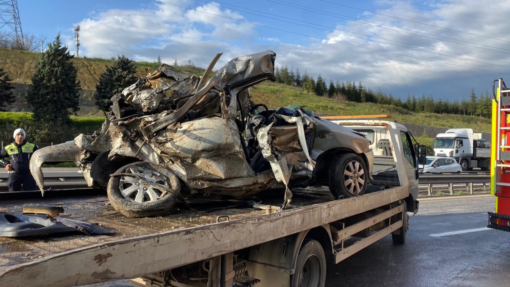 TEM'de otomobil devrilen tır dorsesinin altında kaldı: Karı-koca hayatını kaybetti