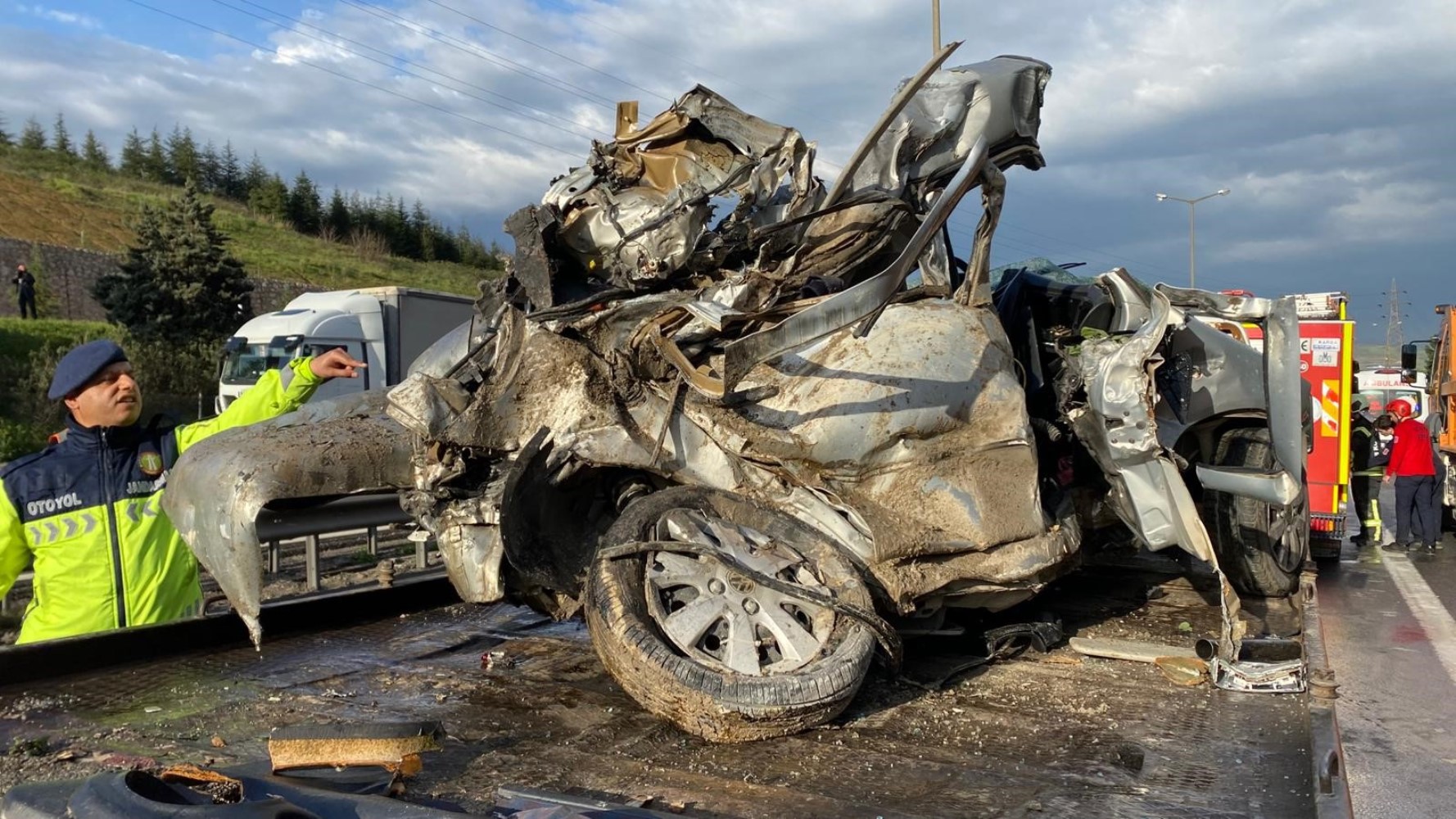 TEM'de otomobil devrilen tır dorsesinin altında kaldı: Karı-koca hayatını kaybetti