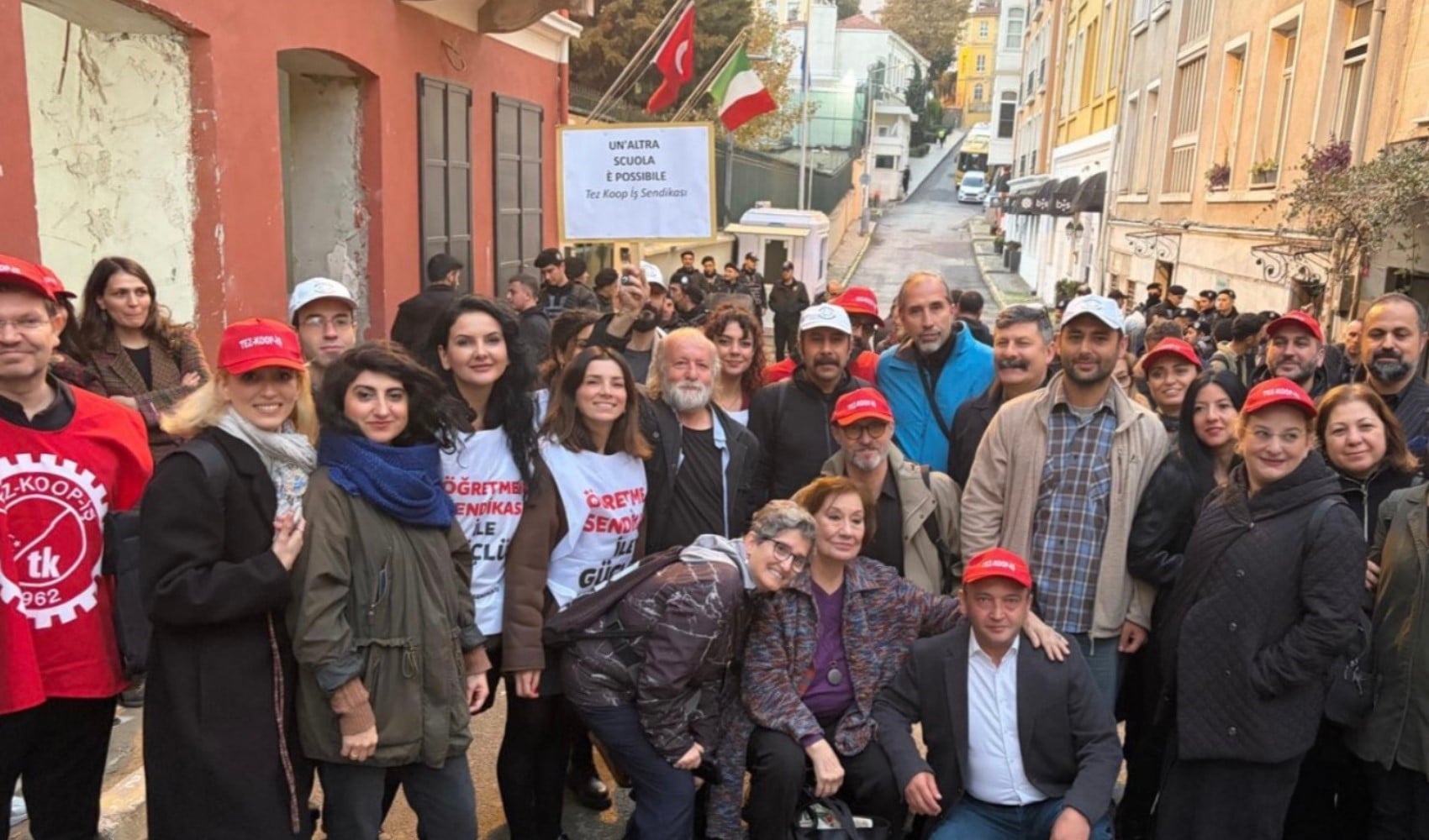 İtalyan Lisesi grevinde yeni gelişme! Ailelerden basın açıklaması: 