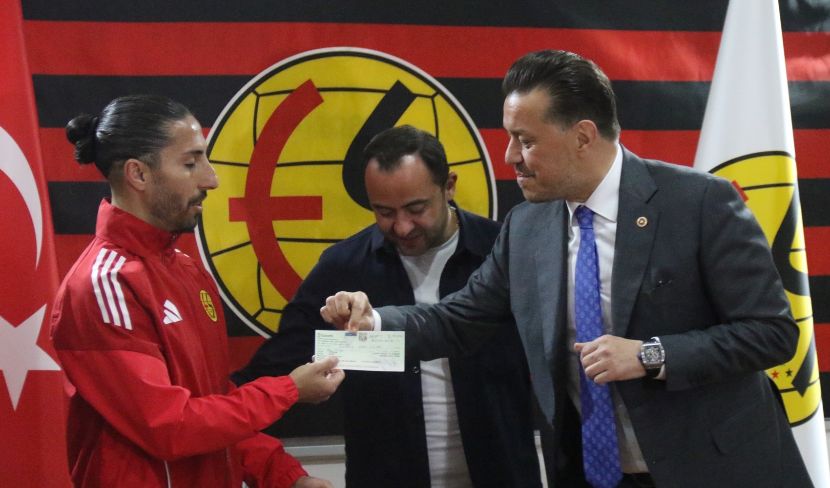 AKP'li milletvekili Hatipoğlu'ndan Eskişehirspor'a 5 milyon TL'lik destek: Prim veriyorum