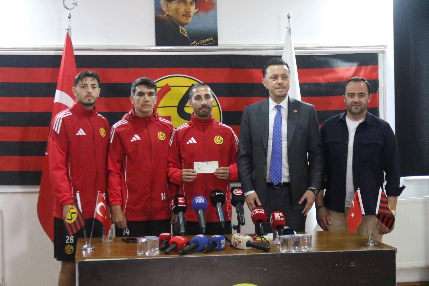 AKP'li milletvekili Hatipoğlu'ndan Eskişehirspor'a 5 milyon TL'lik destek: Prim veriyorum