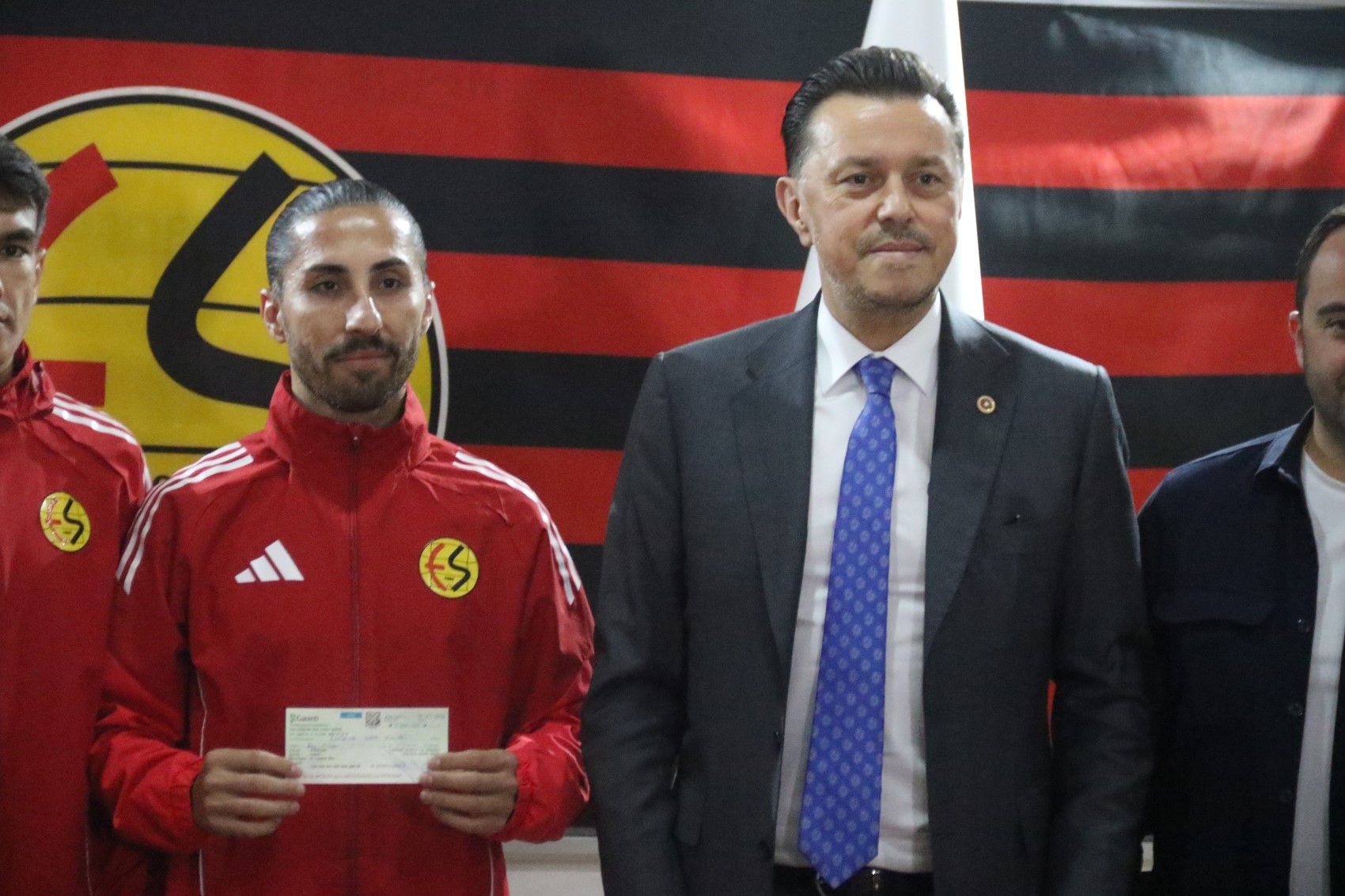 AKP'li milletvekili Hatipoğlu'ndan Eskişehirspor'a 5 milyon TL'lik destek: Prim veriyorum