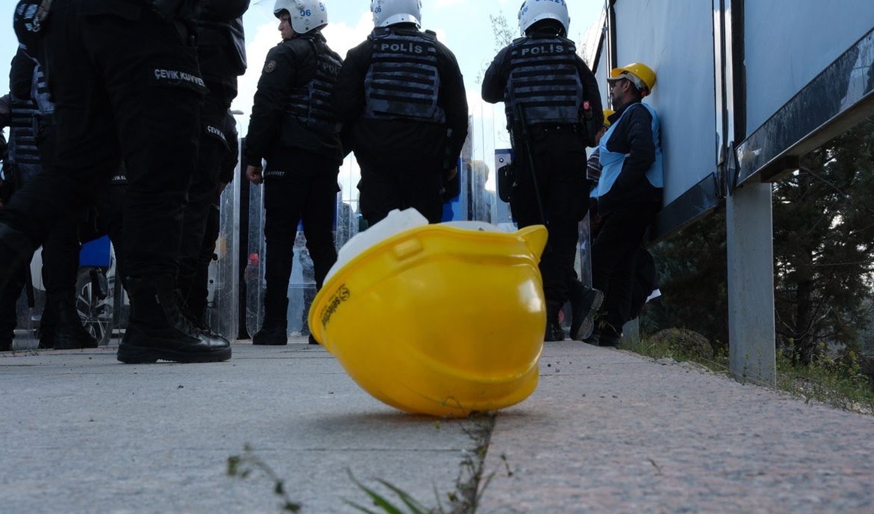 Hak arayan madencilere bakanlık önünde müdahale