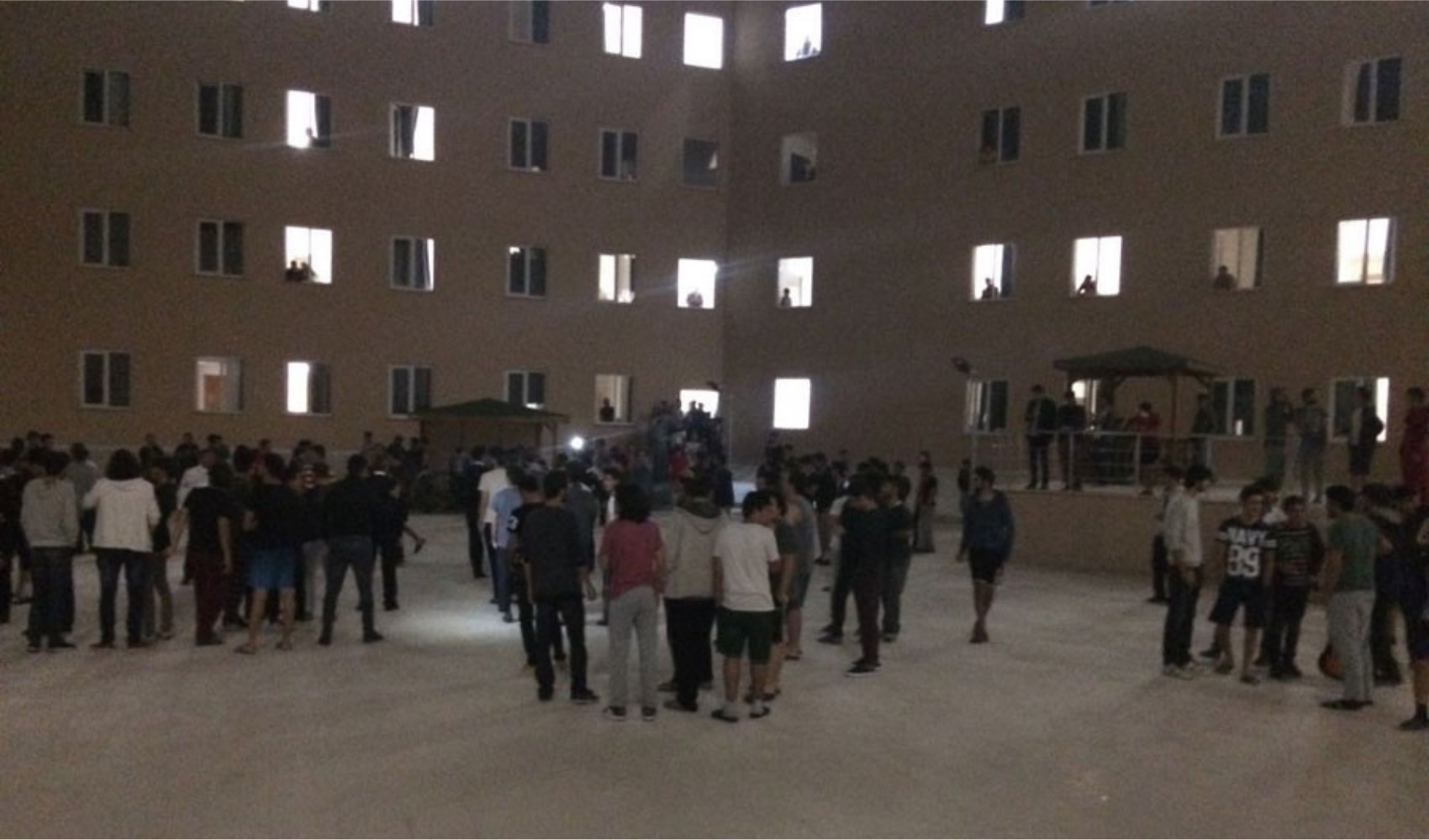 Samiha Ayverdi Kız KYK Yurdu'nda yeni müdür tarafından getirildiği iddia edilen kısıtlamalar öğrencilerin tepkisine yol açtı