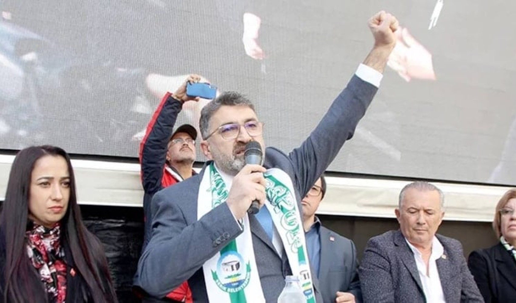 CHP'den AKP'ye geçen belediye başkanına silahlı saldırı!