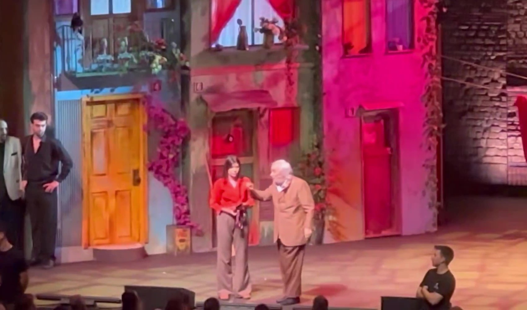 Sahnede fenalaşan Müjdat Gezen hastaneye kaldırıldı