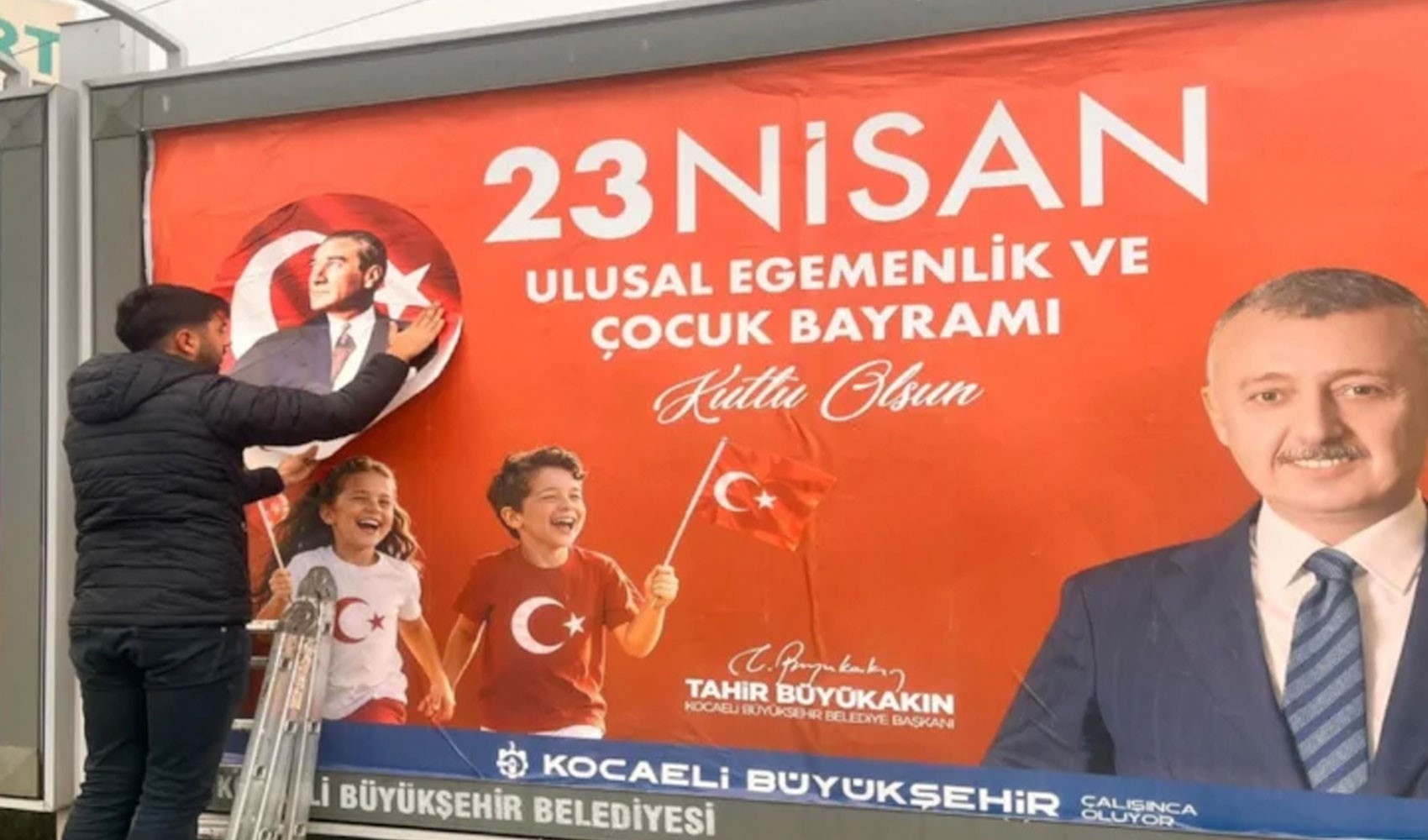 AKP'li başkan 23 Nisan afişlerine Atatürk yerine kendi fotoğrafını koydu