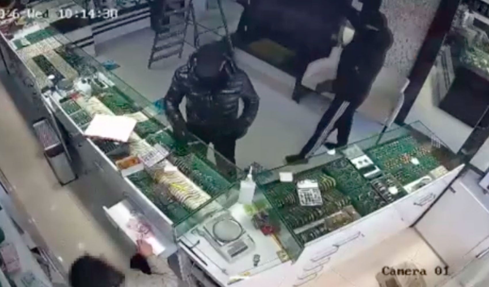 Başakşehir’de kuyumcuya soygun girişimi kamerada