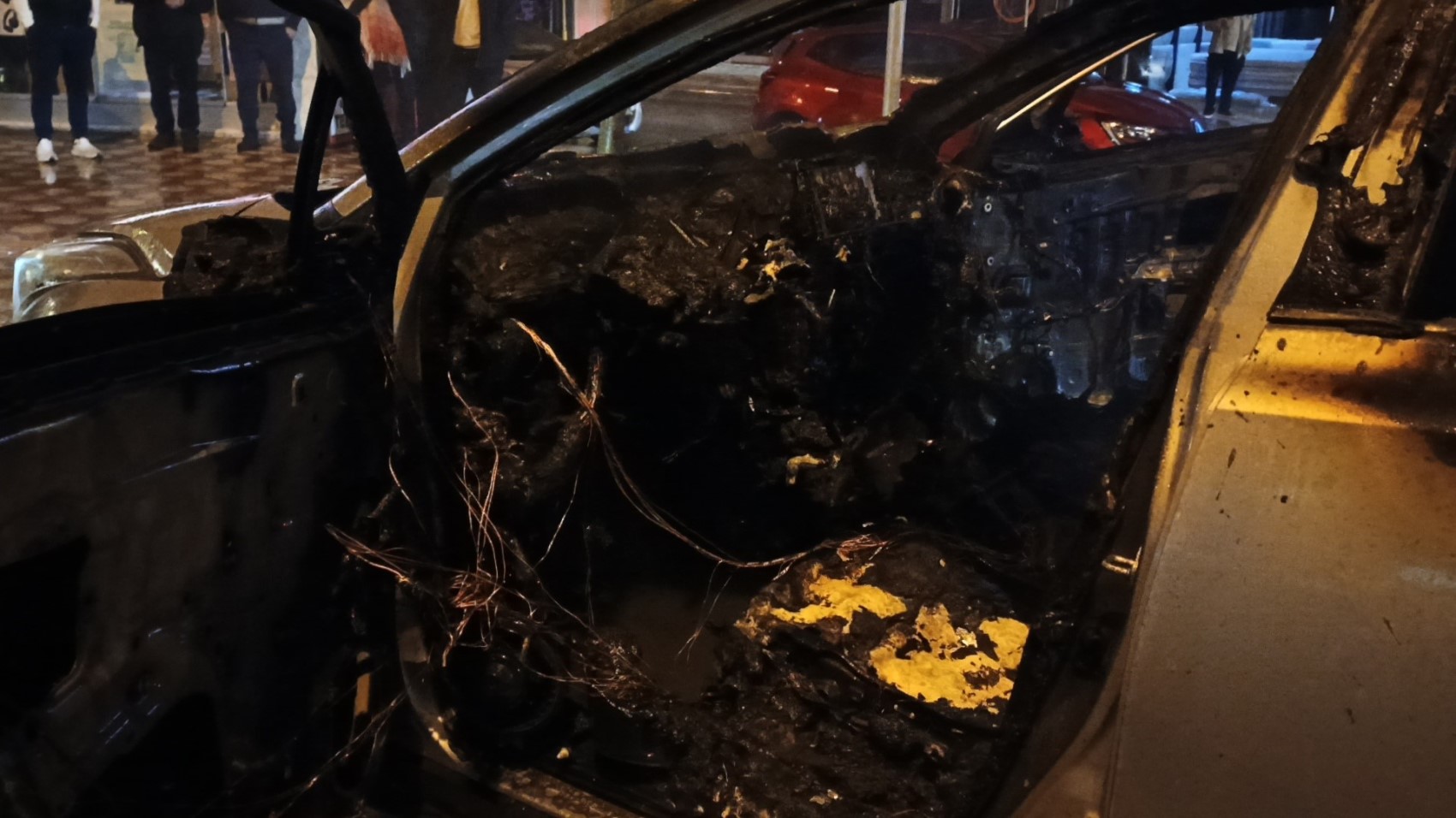 Babasıyla tartıştı, park halindeki aracı yaktı: Kimseye kahpelik yapmadım