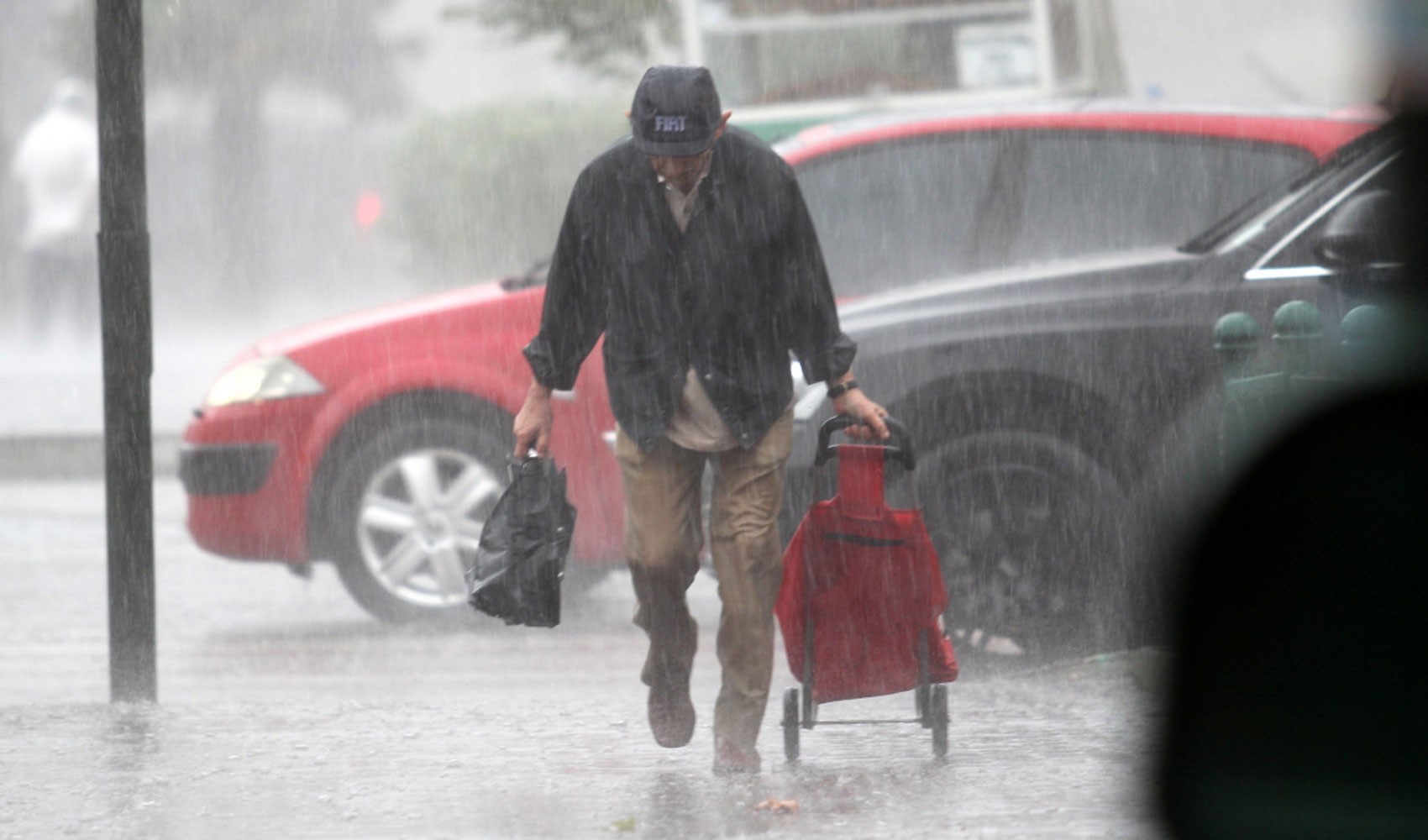 Meteoroloji'den 16 kente sarı kodlu uyarı: Sıcaklık 7 derece birden düşecek, kuvvetli fırtına ve sağanak geliyor!