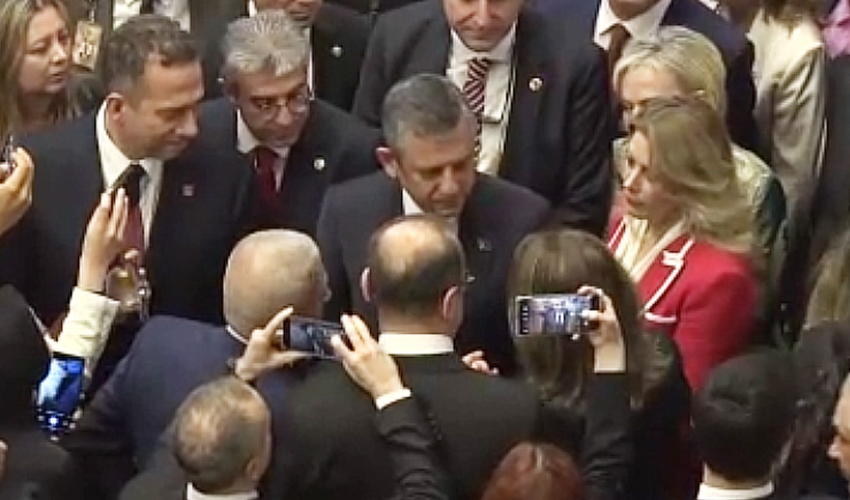 CHP Genel Başkanı Özel'den resepsiyonda 'yeni yol haritası' mesajı: Erdoğan ile tokalaşmadı