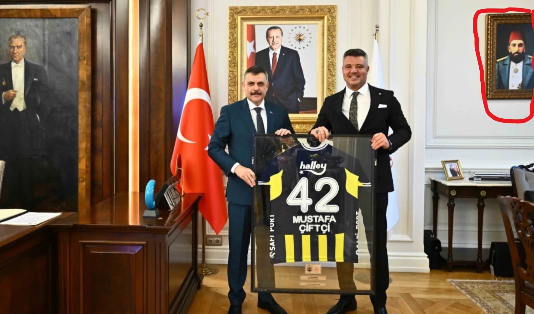 İçişleri Bakanı Mustafa Çiftçi Abdülhamid'in tablosunu astı