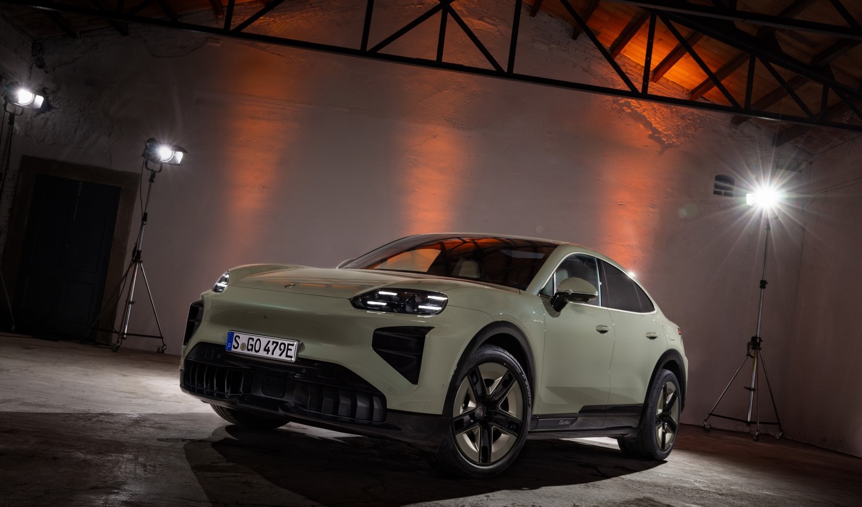 Alman devi Porsche yeni elektrikli modelini tanıttı