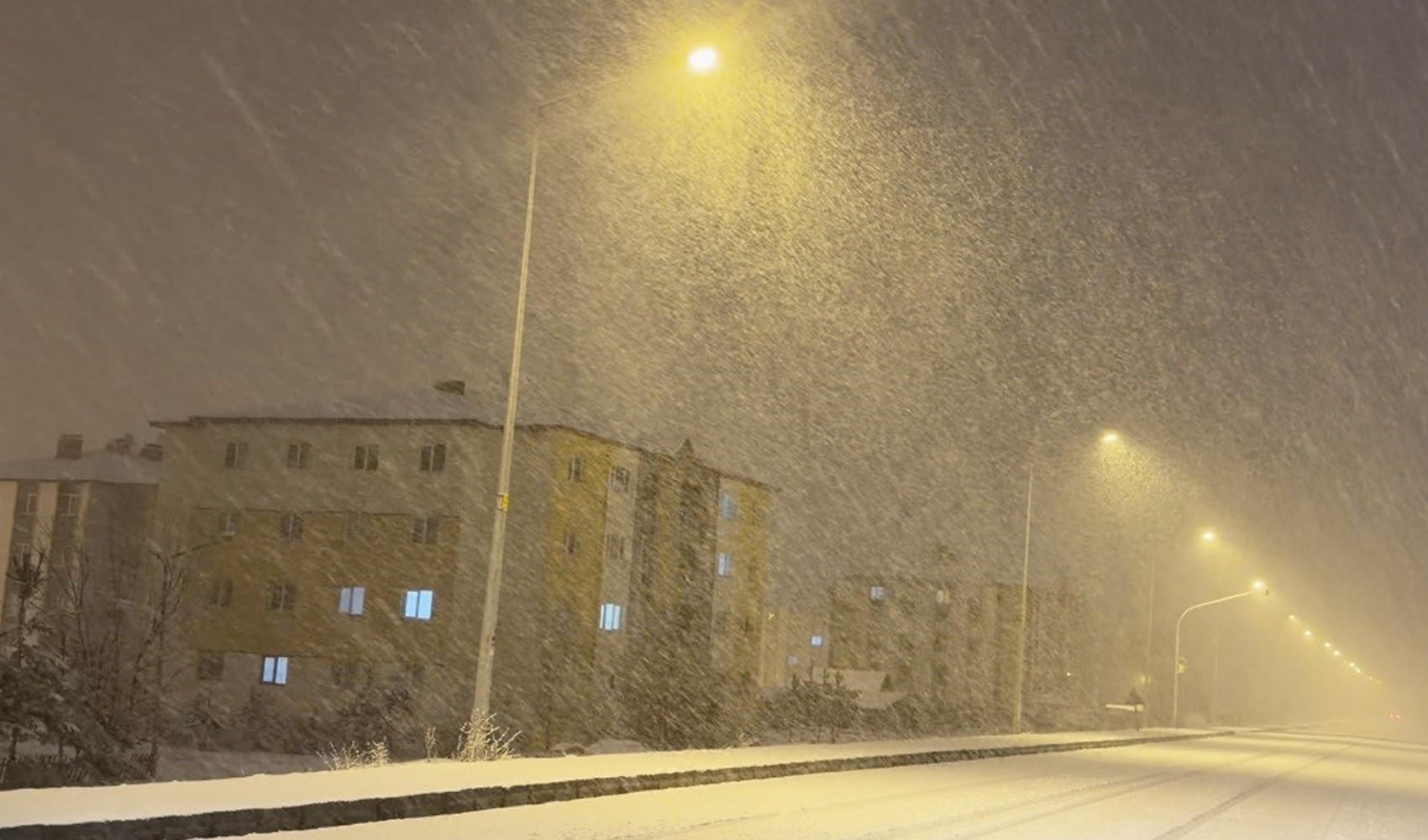 Sarıkamış'ta kar kalınlığı 15 santimetreyi aştı