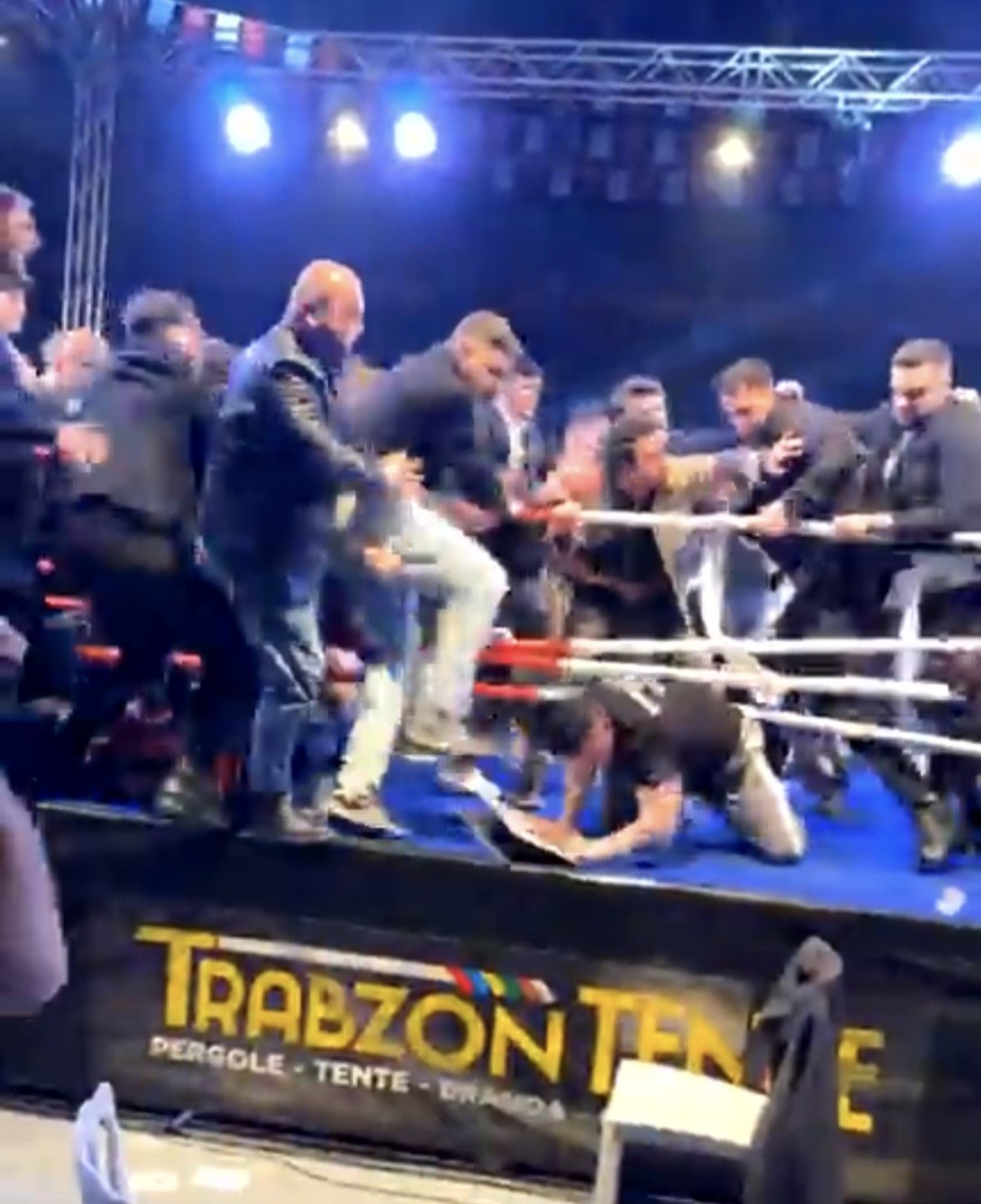 Trabzon'da hafif sıklet maçında Türk ve Rus boksör arasında kavga