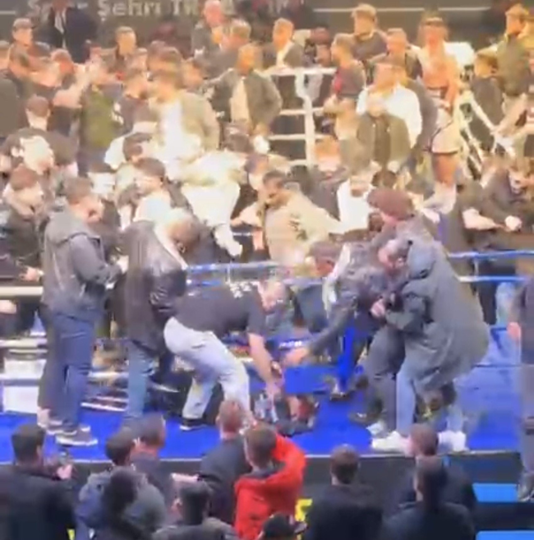Trabzon'da hafif sıklet maçında Türk ve Rus boksör arasında kavga